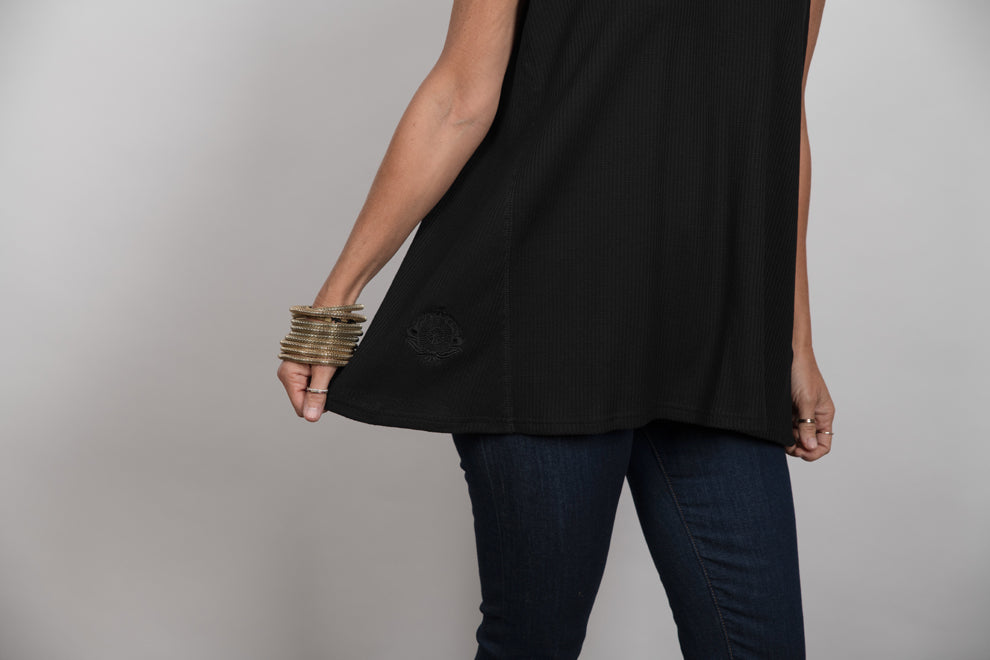 VIVI V גופייה שחורה וופל