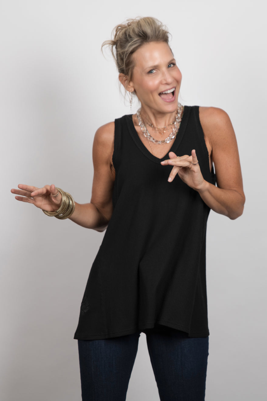 VIVI V גופייה שחורה וופל