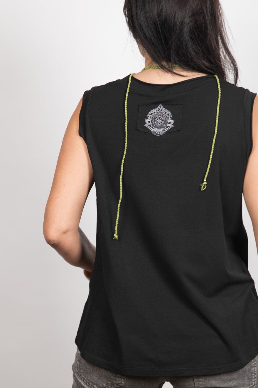 ELLI גופיה שחורה מעוצבת