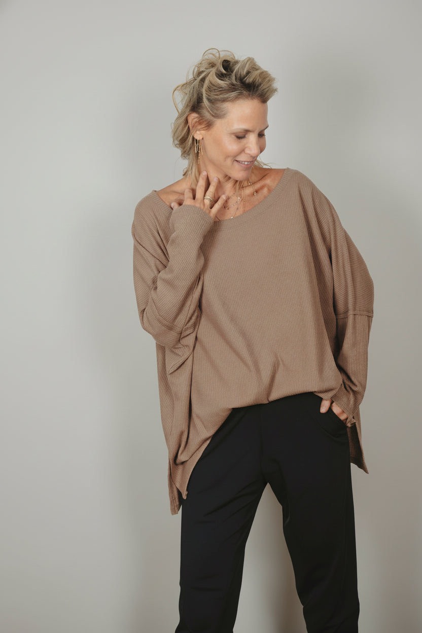 LARRY חולצה אוברסייז קאמל