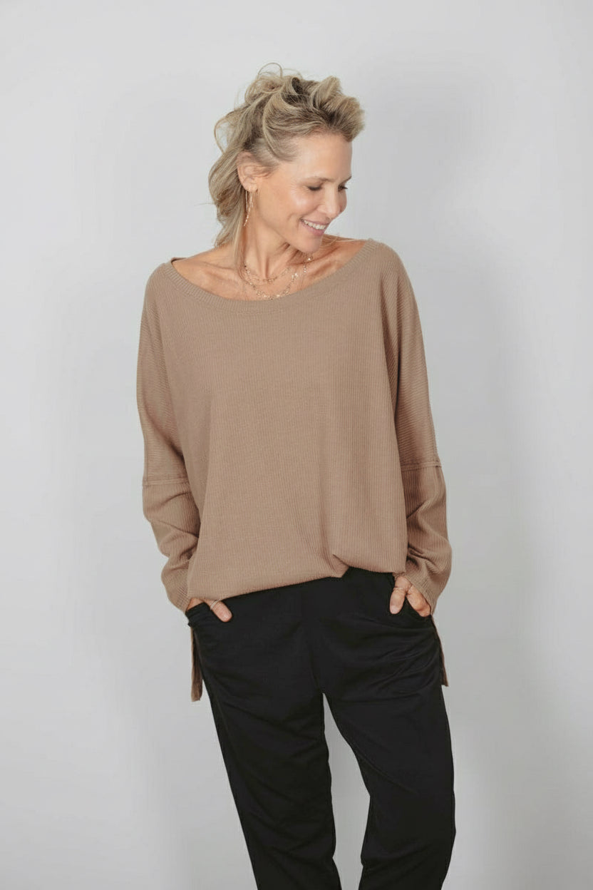 LARRY חולצה אוברסייז קאמל