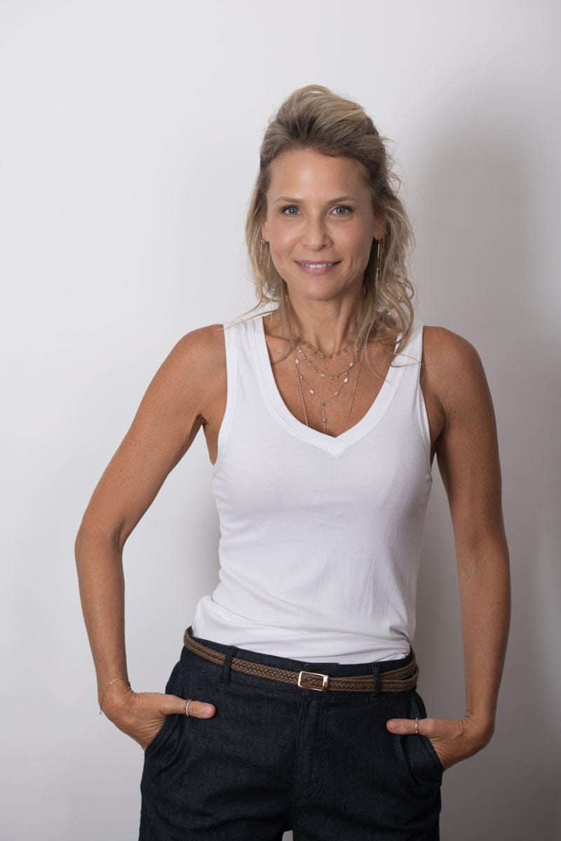 SINGAPORE גופיה מפתח וי לבנה