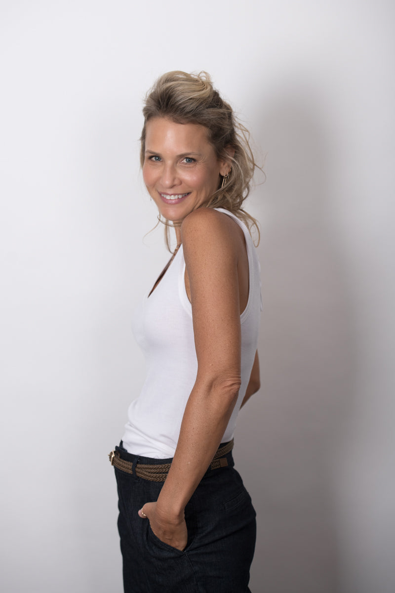 SINGAPORE  גופיה מפתח וי לבנה