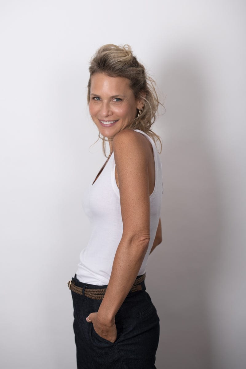 SINGAPORE גופיה מפתח וי לבנה