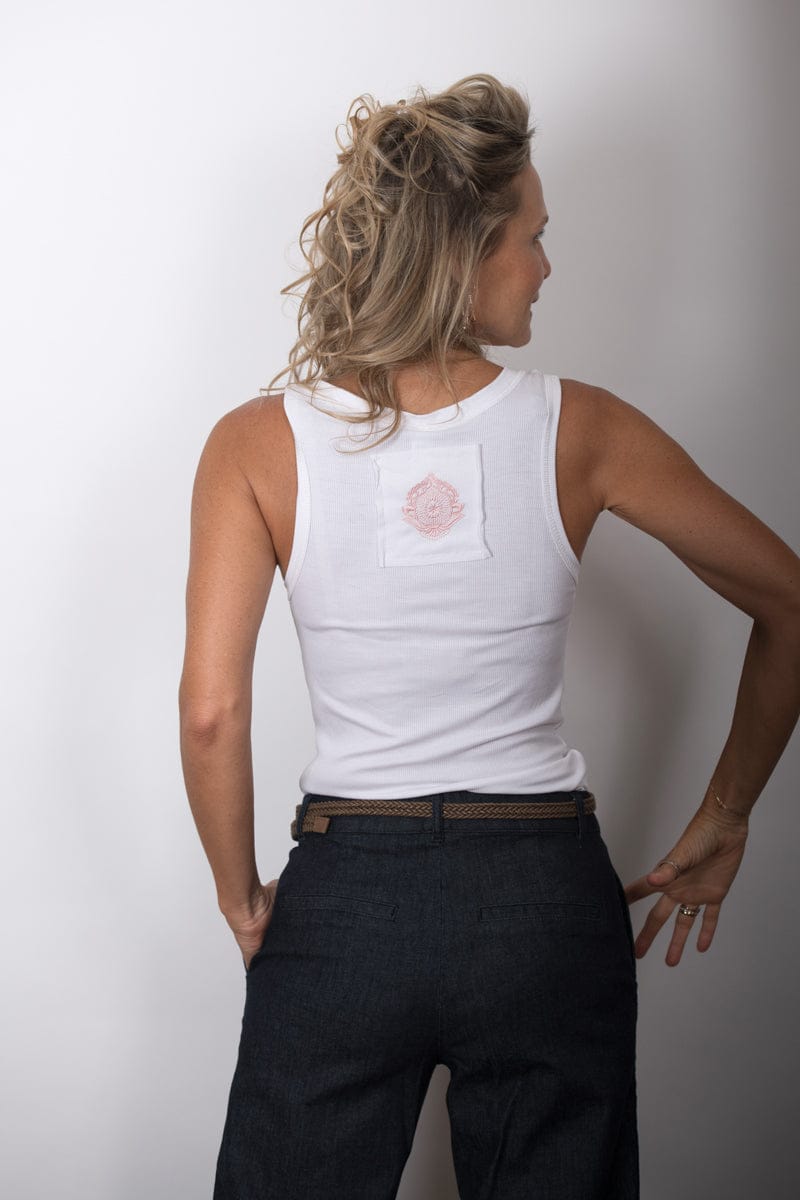 SINGAPORE גופיה מפתח וי לבנה