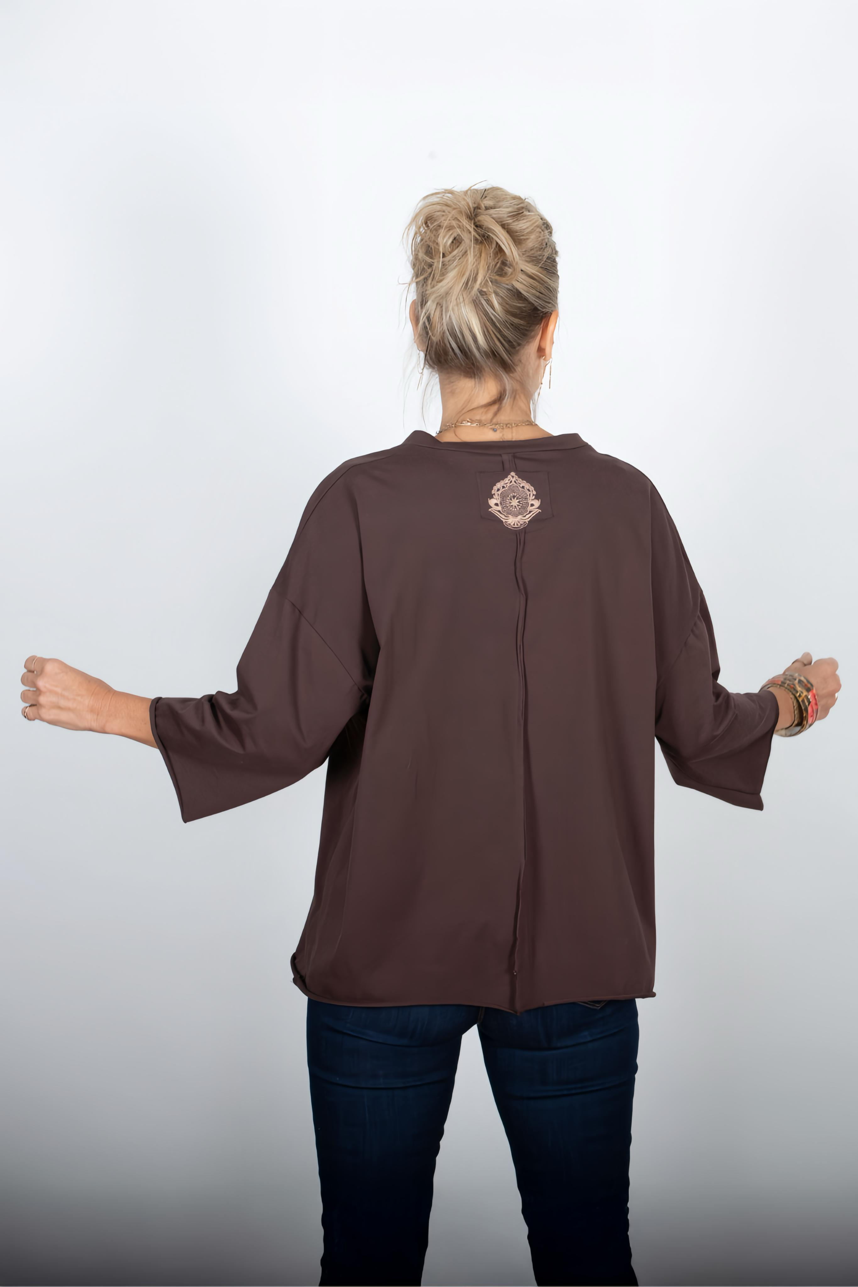 DANIEL חומה V חולצה אוברסייז image 4