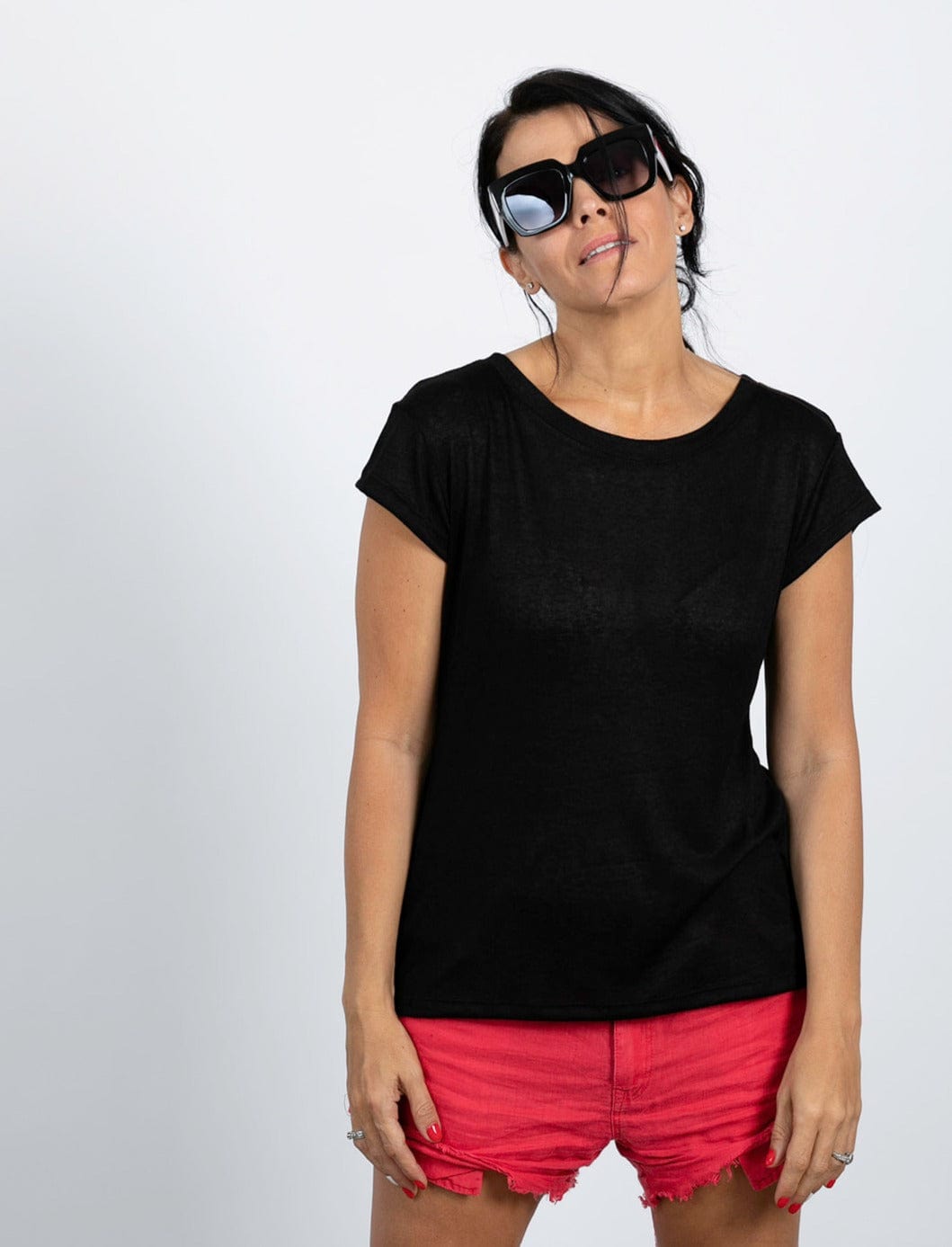 NEWHAVE  חולצה שחורה מפתח עגול image 1