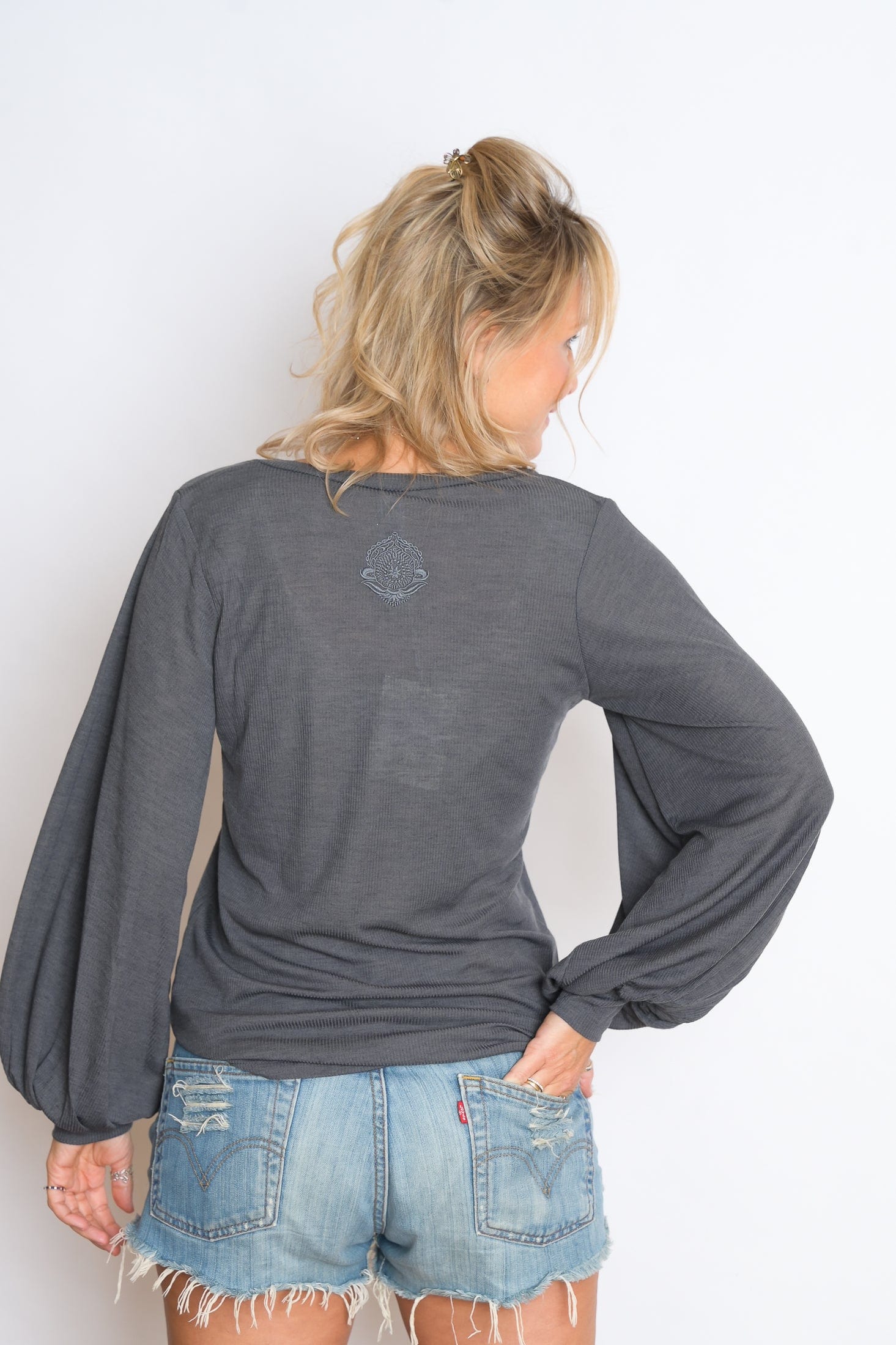 N SHIRT  חולצה אפורה מעוצבת image 9