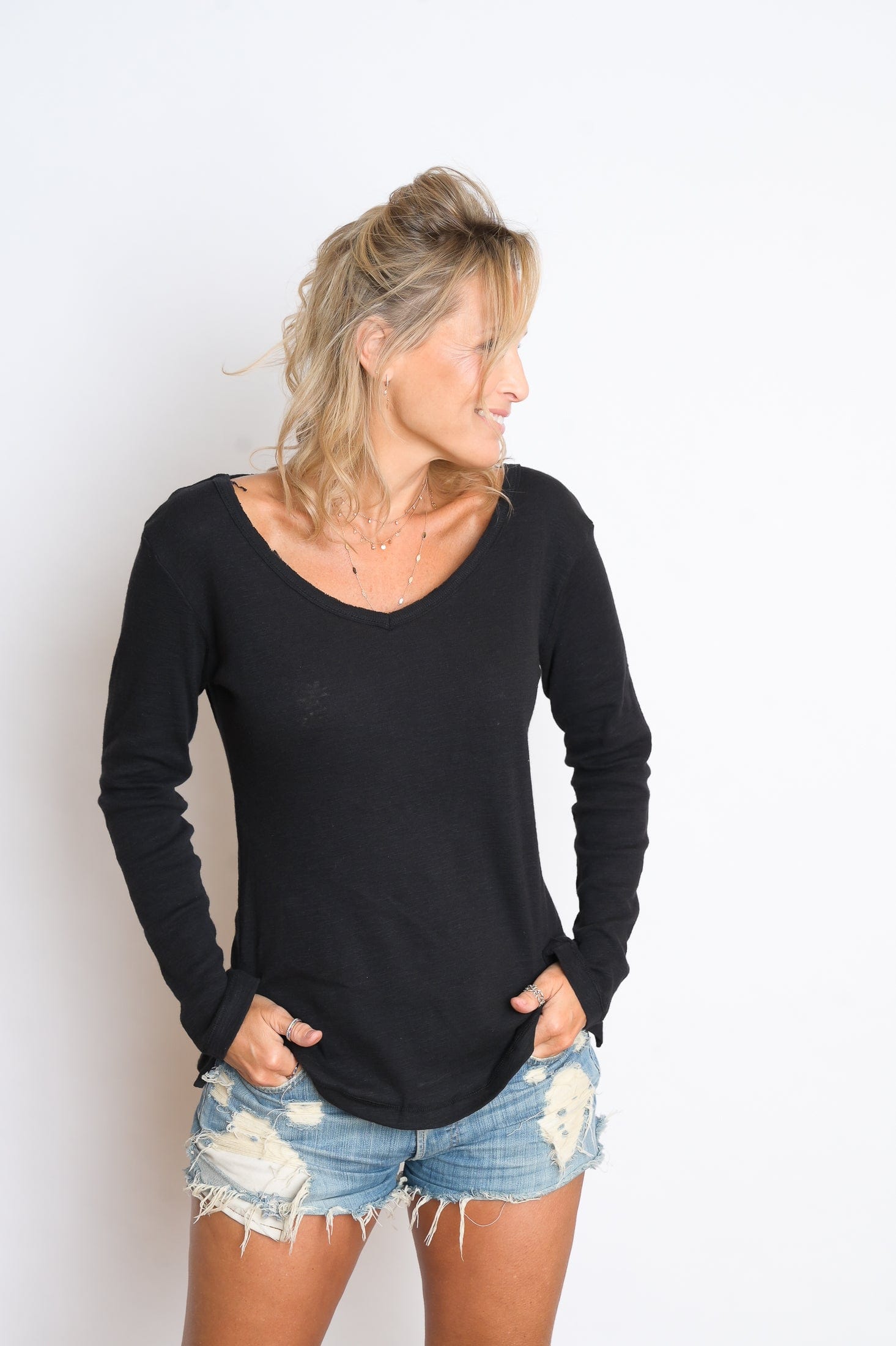 E SHIRT שחורה V חולצה image 5