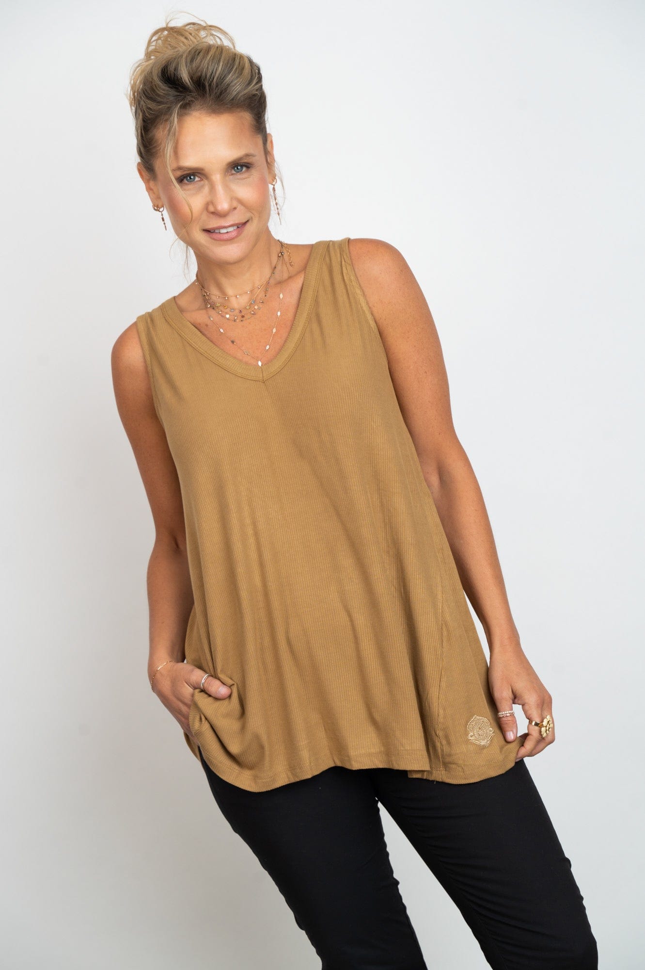 ME  V גופיה קאמל גזרה נפתחת image 6