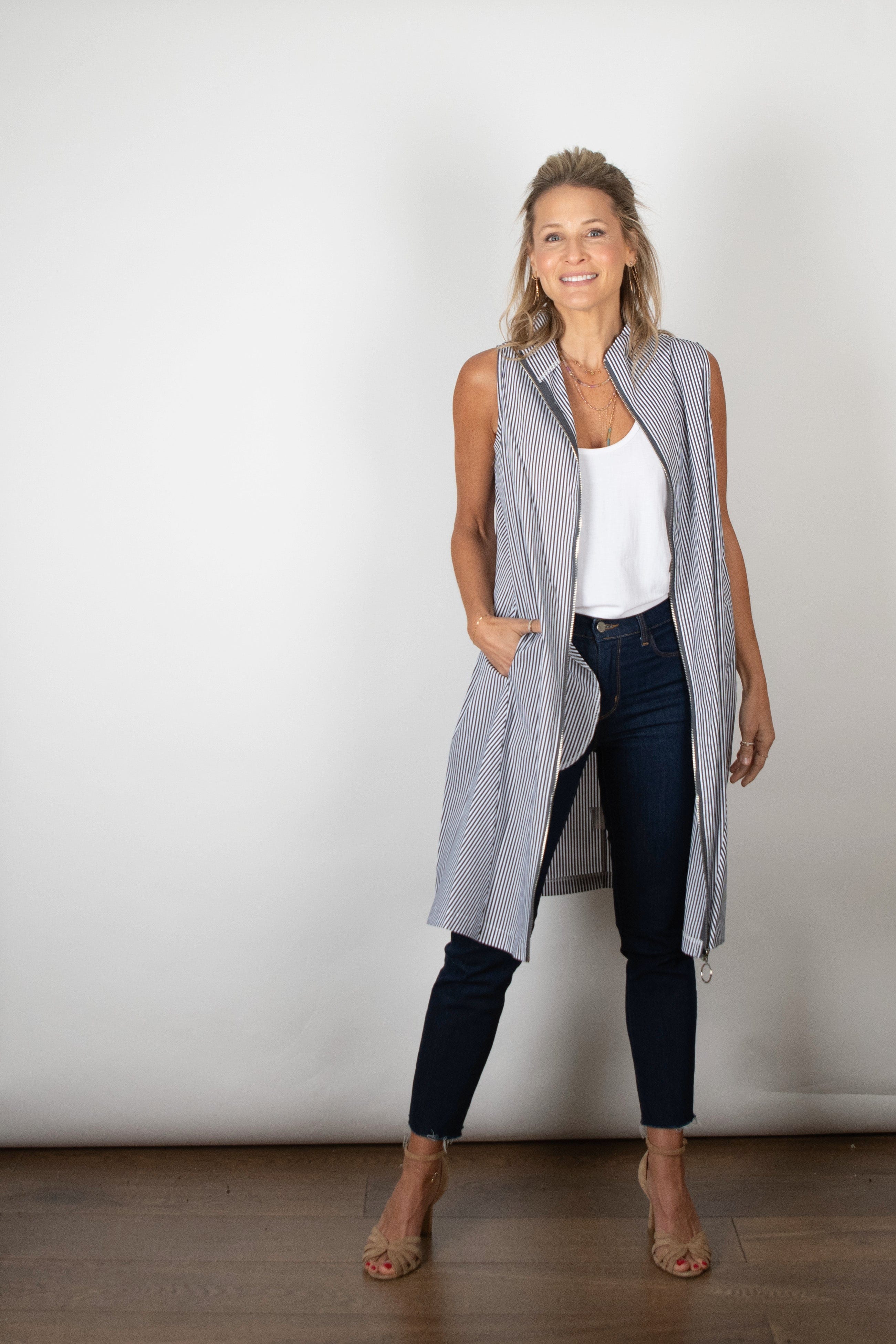 SHAKIRA  שמלה שחורה פסים לבן ריצ׳רצ image 3