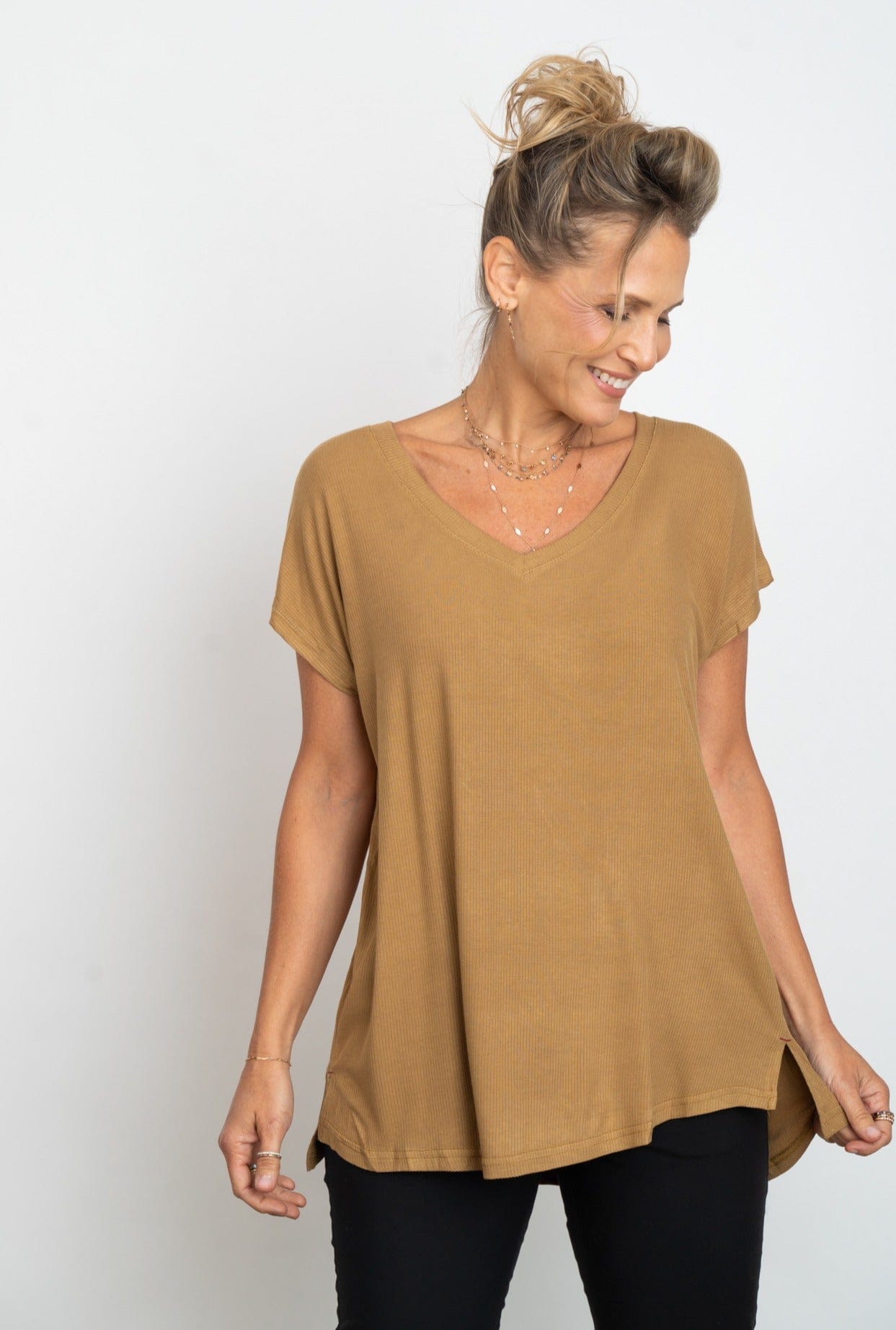 BE  V חולצה קאמל image 0