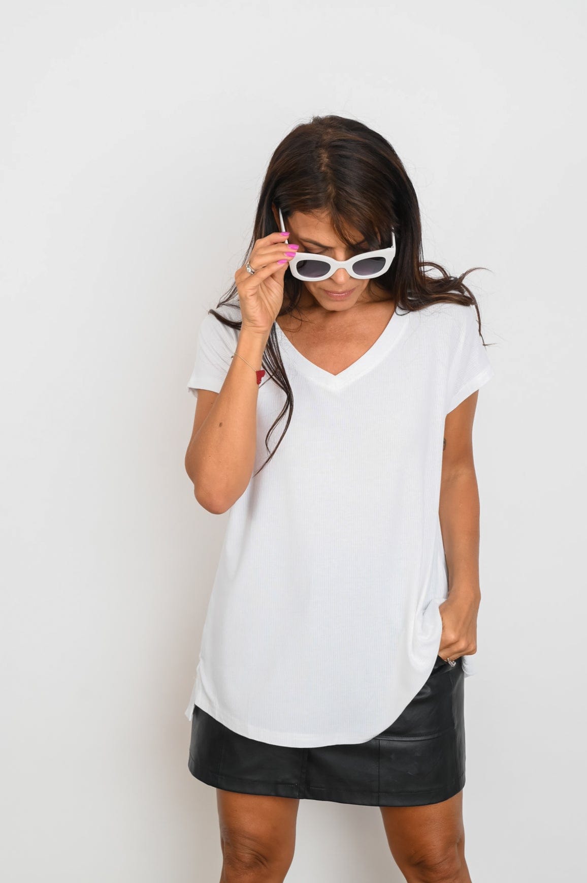 BE  V חולצה לבנה image 8