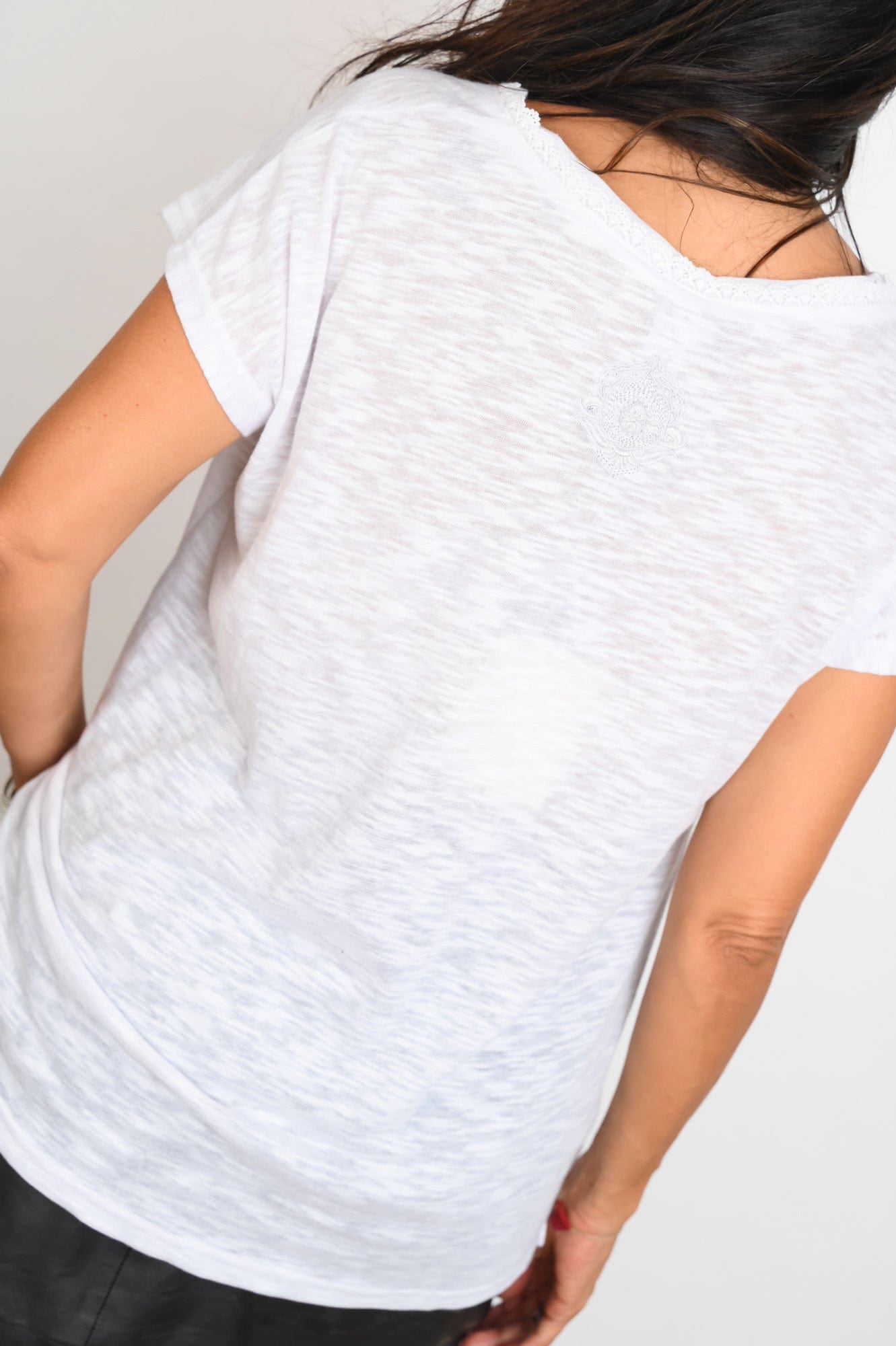 SAME V חולצה תחרה לבנה image 3