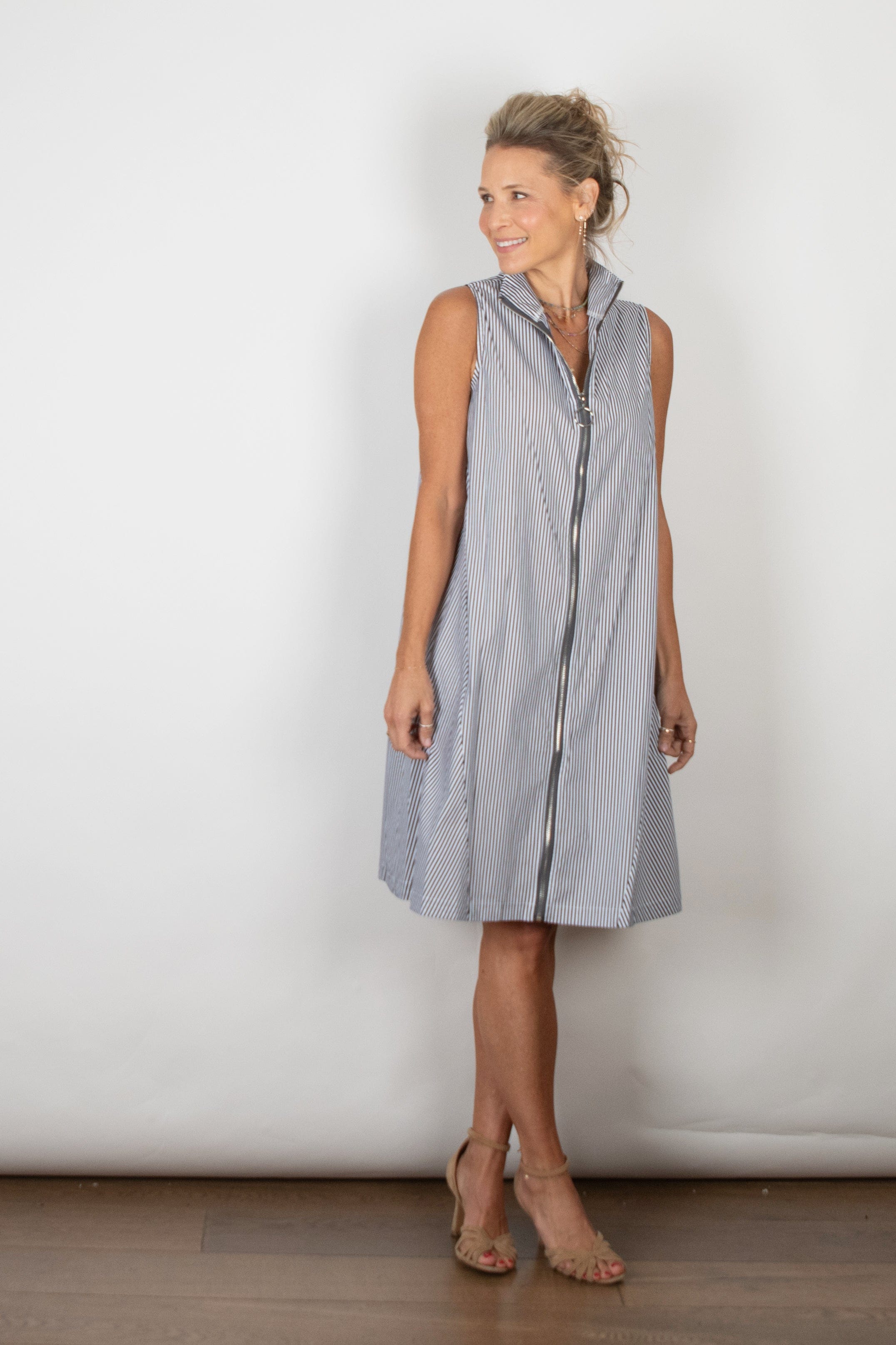 SHAKIRA  שמלה שחורה פסים לבן ריצ׳רצ image 13