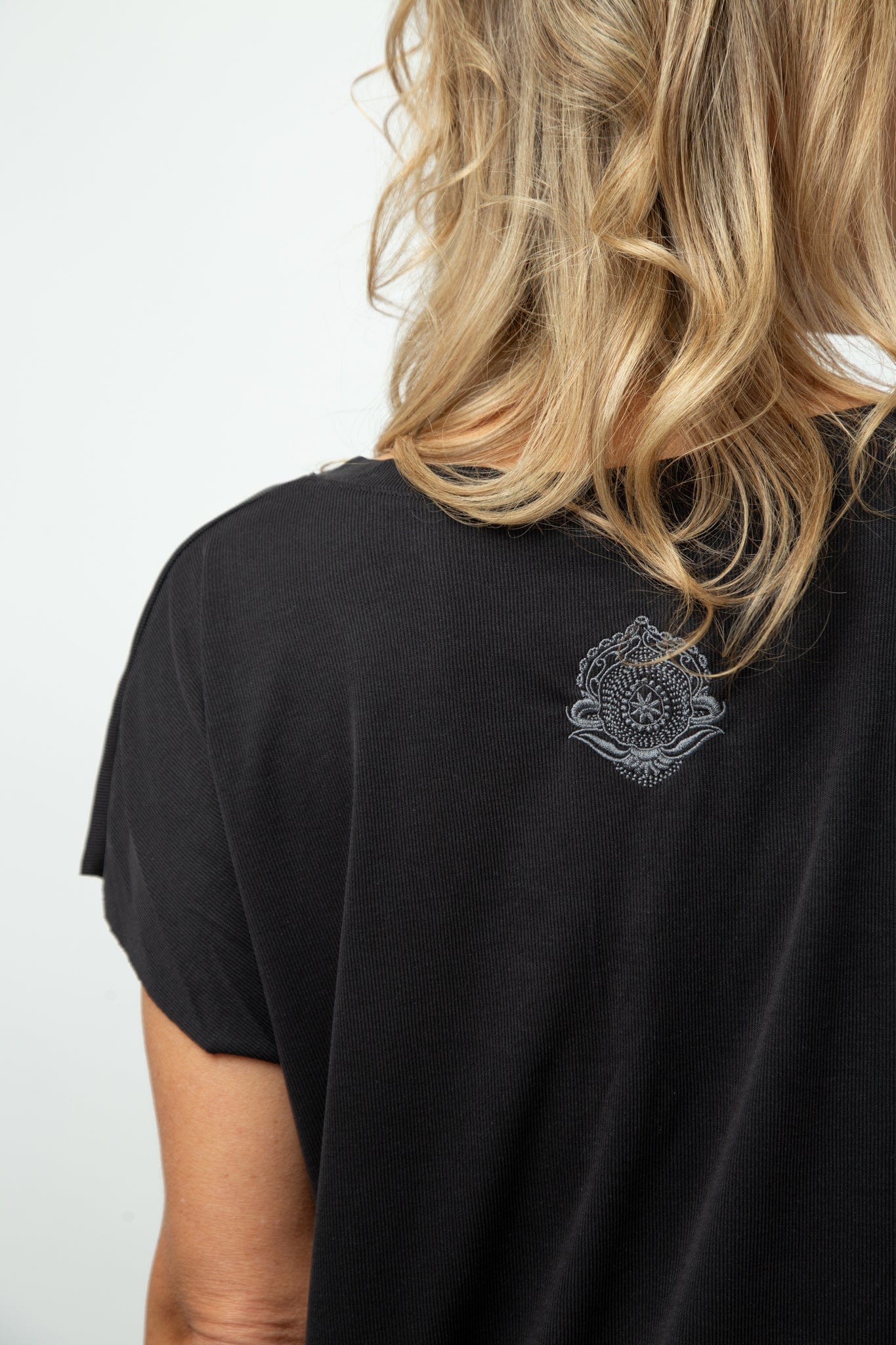 DALLY V חולצה שחורה image 5