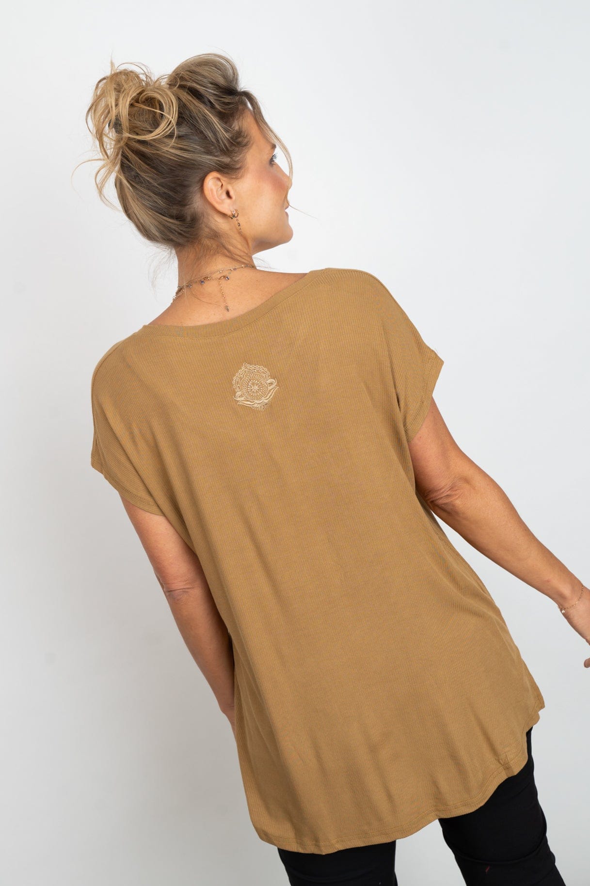 BE  V חולצה קאמל image 3