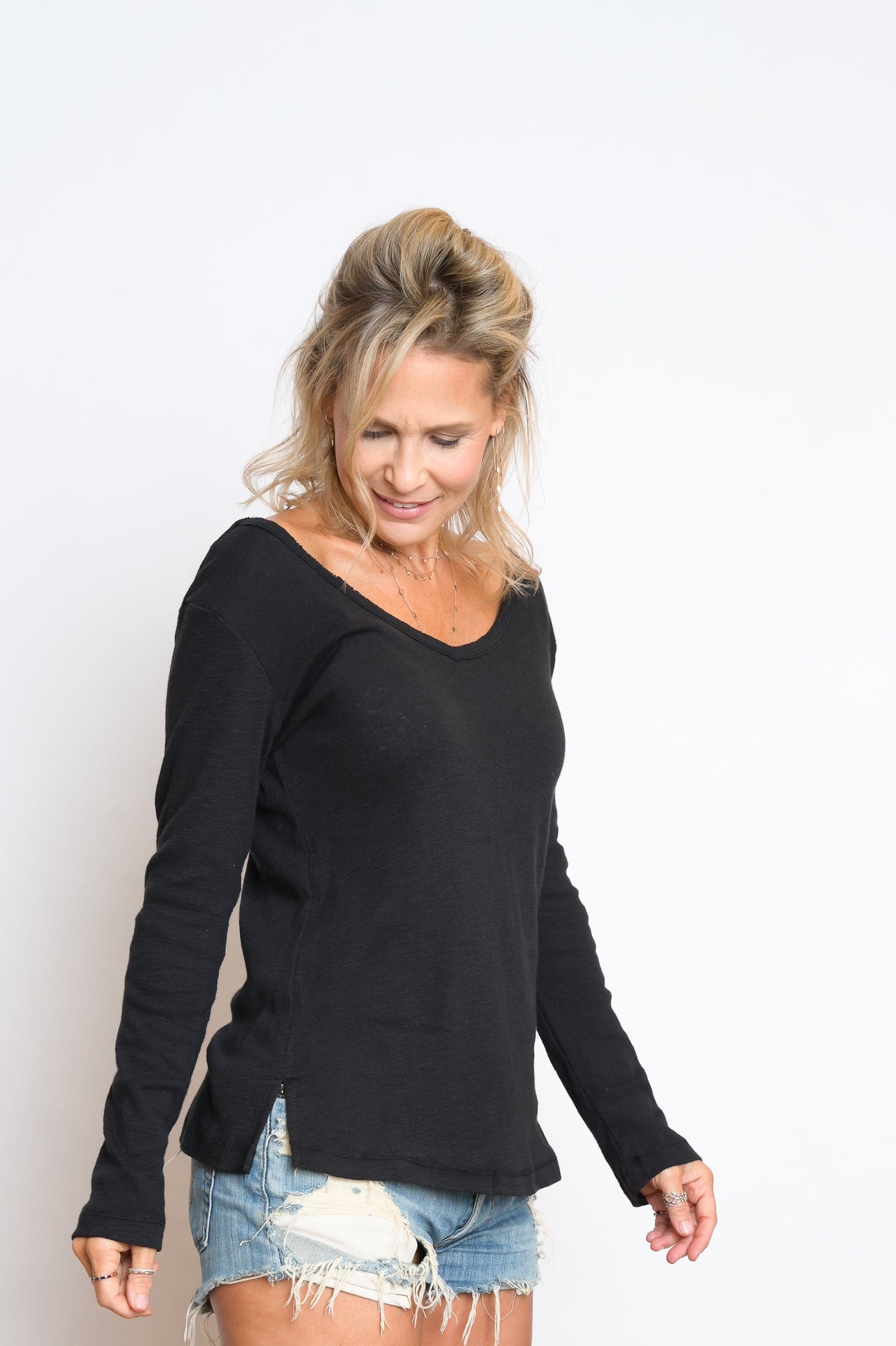 E SHIRT שחורה V חולצה image 4