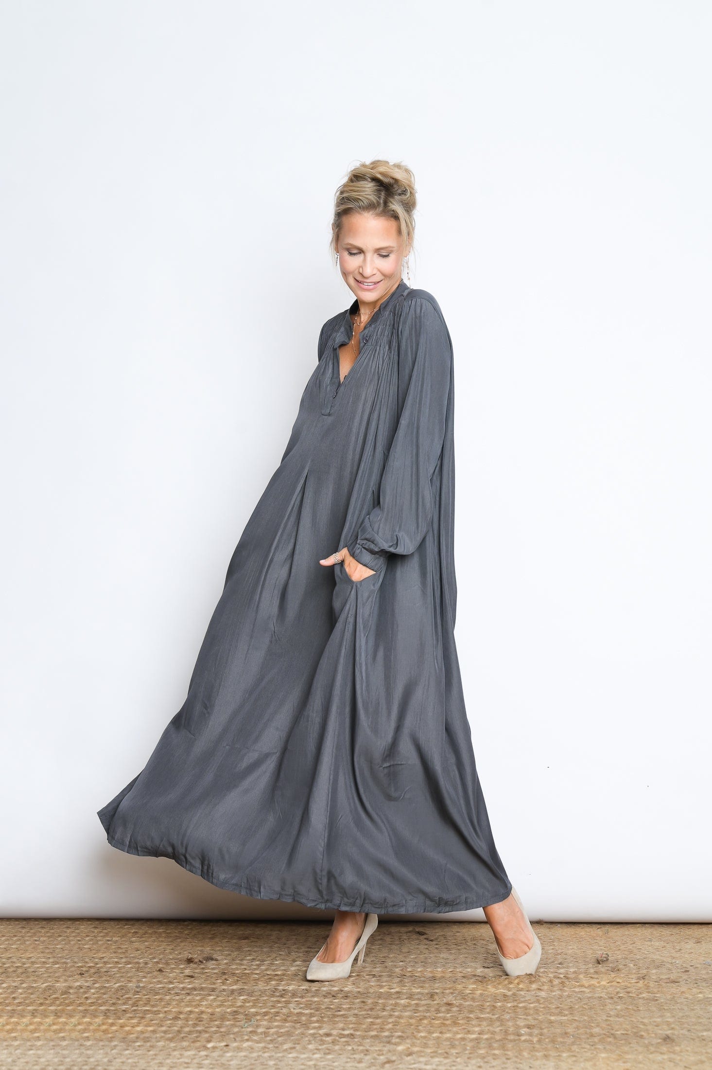 RANA שמלת אוברסייז אפורה image 9