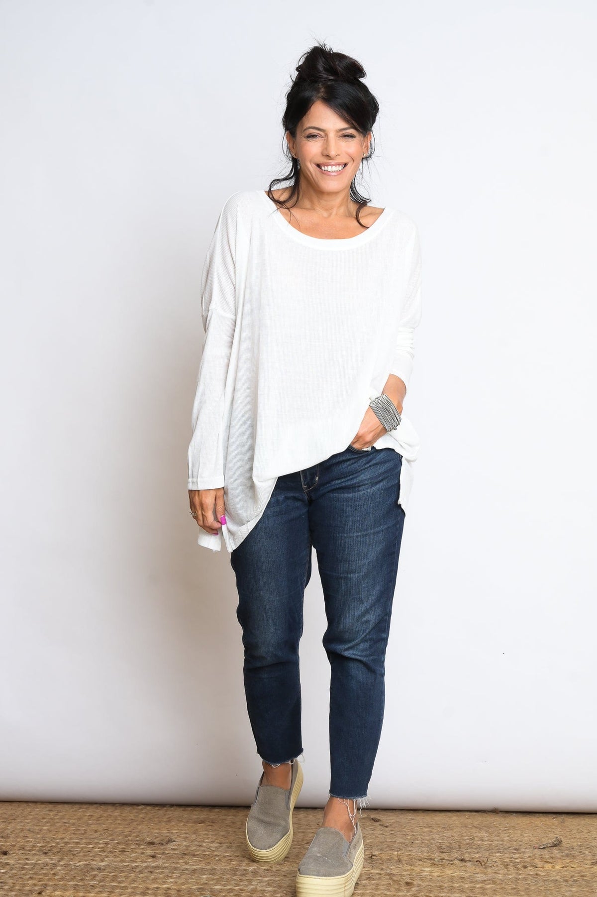 O SHIRT חולצה לבנה אוברסייז image 3