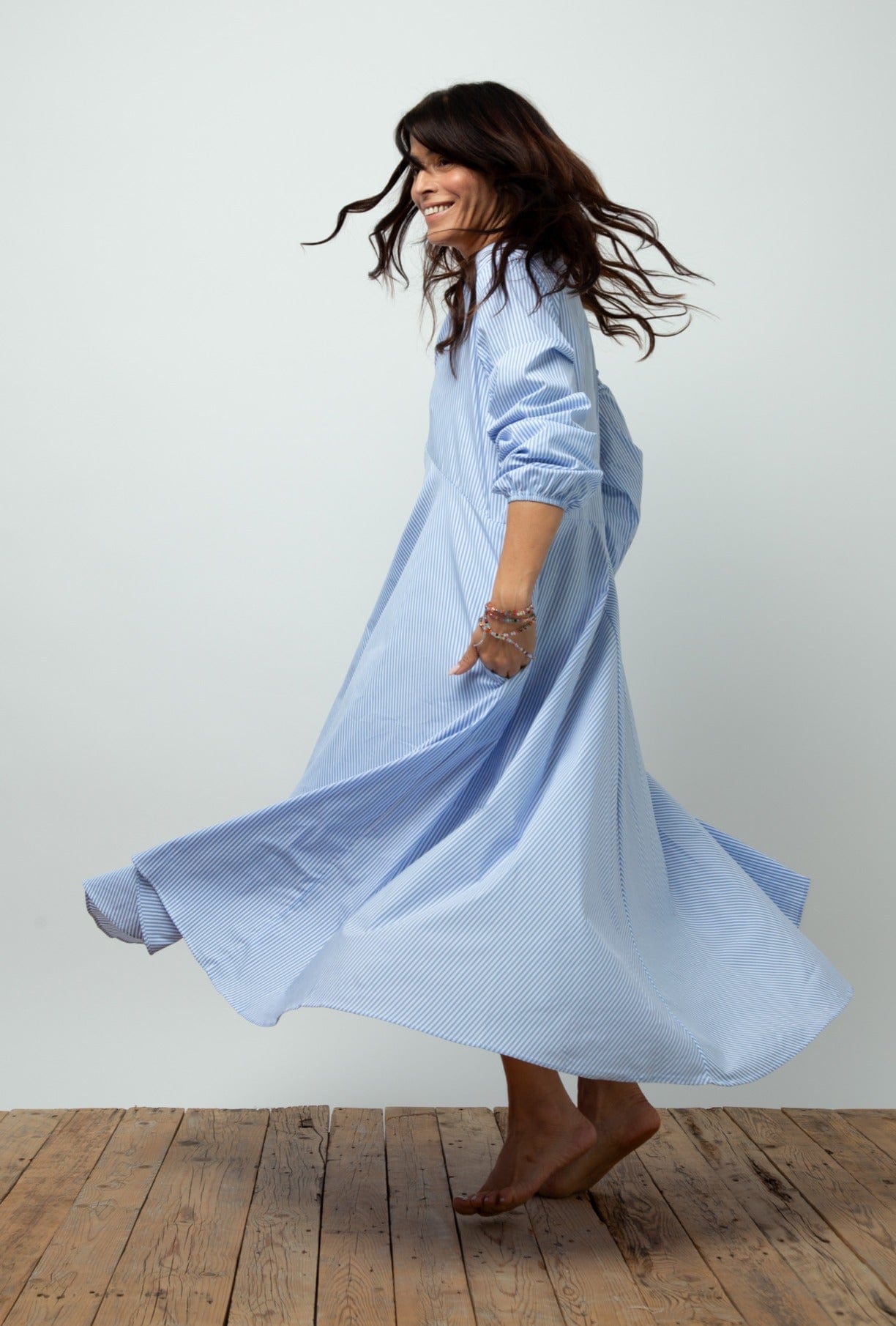 BRAY DRESS     שמלה אוברסייז פסים תכלת image 5