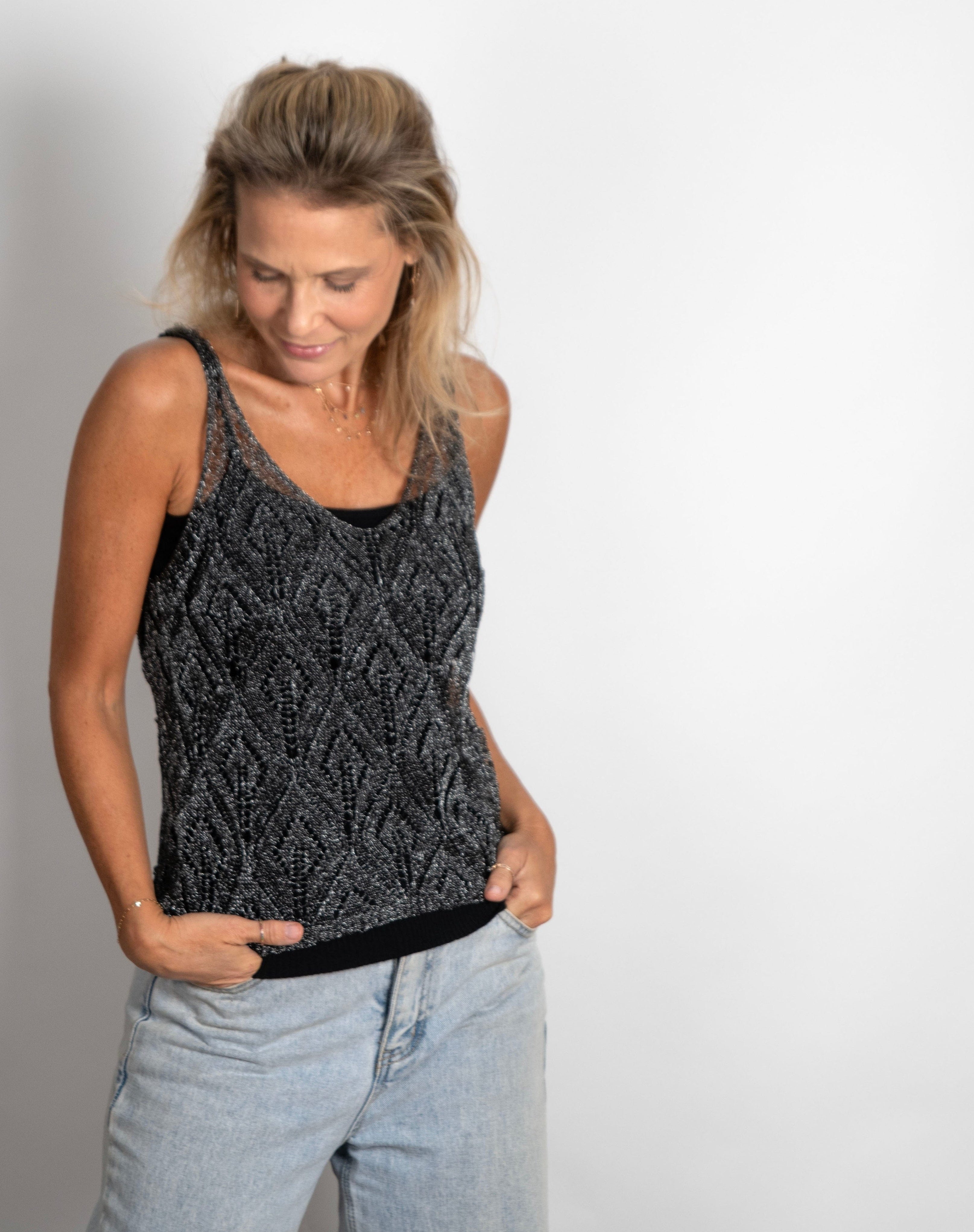 ALLICIA גופיית מנצנצת שחורה image 1