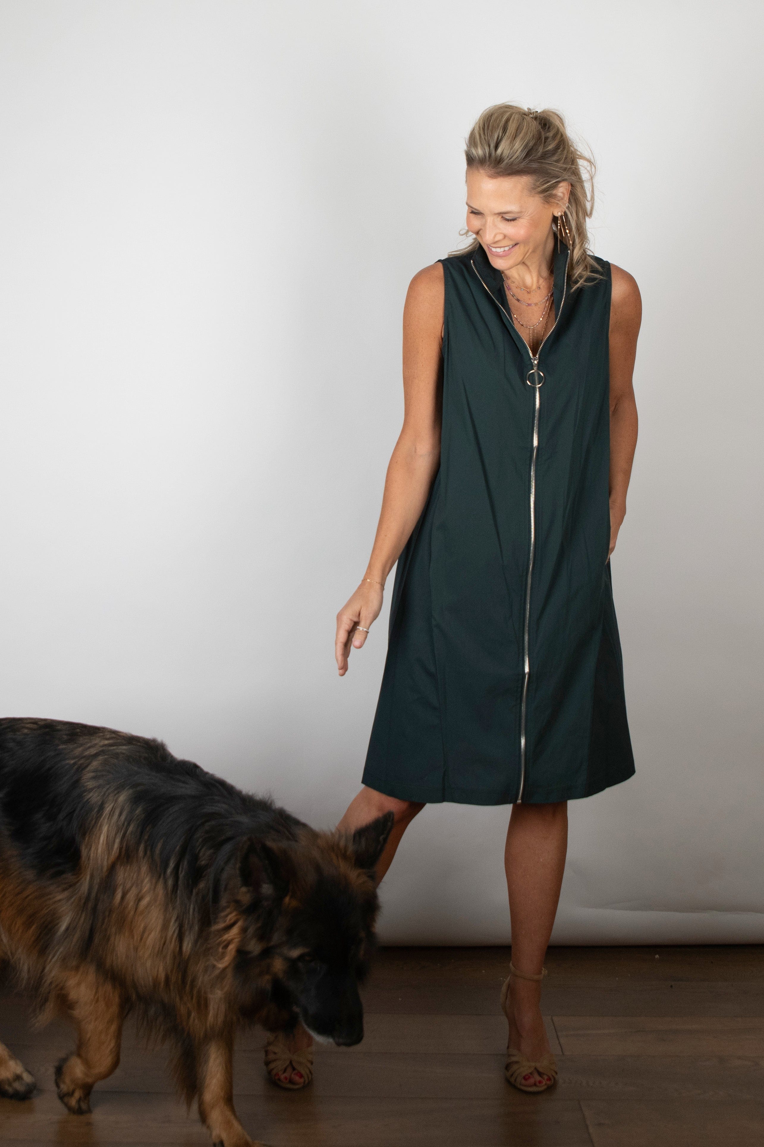 SHAKIRA  שמלה ירוקה ריצ׳רצ image 9