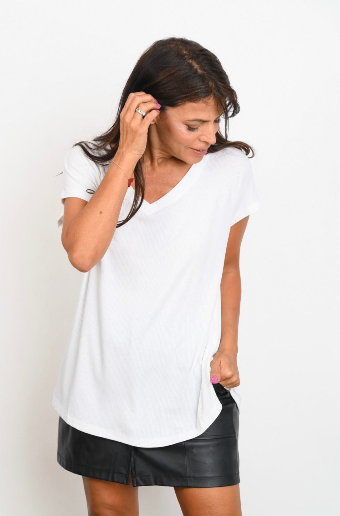 BE  V חולצה לבנה image 0