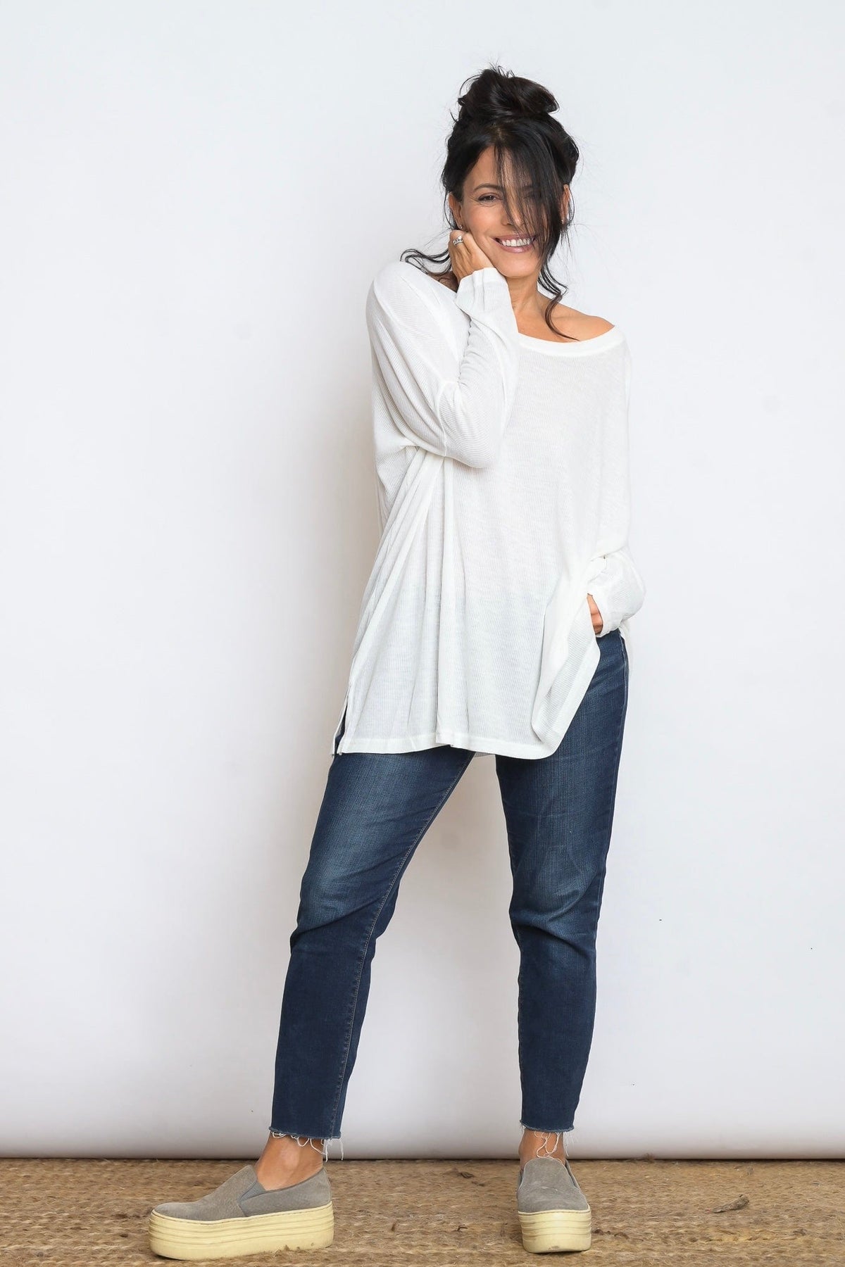 O SHIRT חולצה לבנה אוברסייז image 0