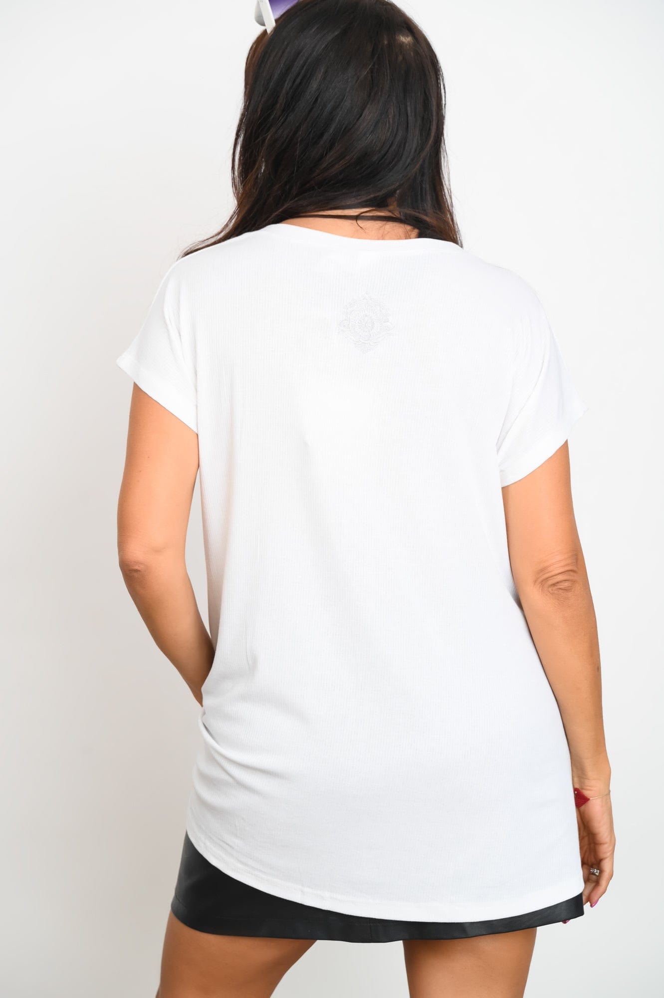 BE  V חולצה לבנה image 7