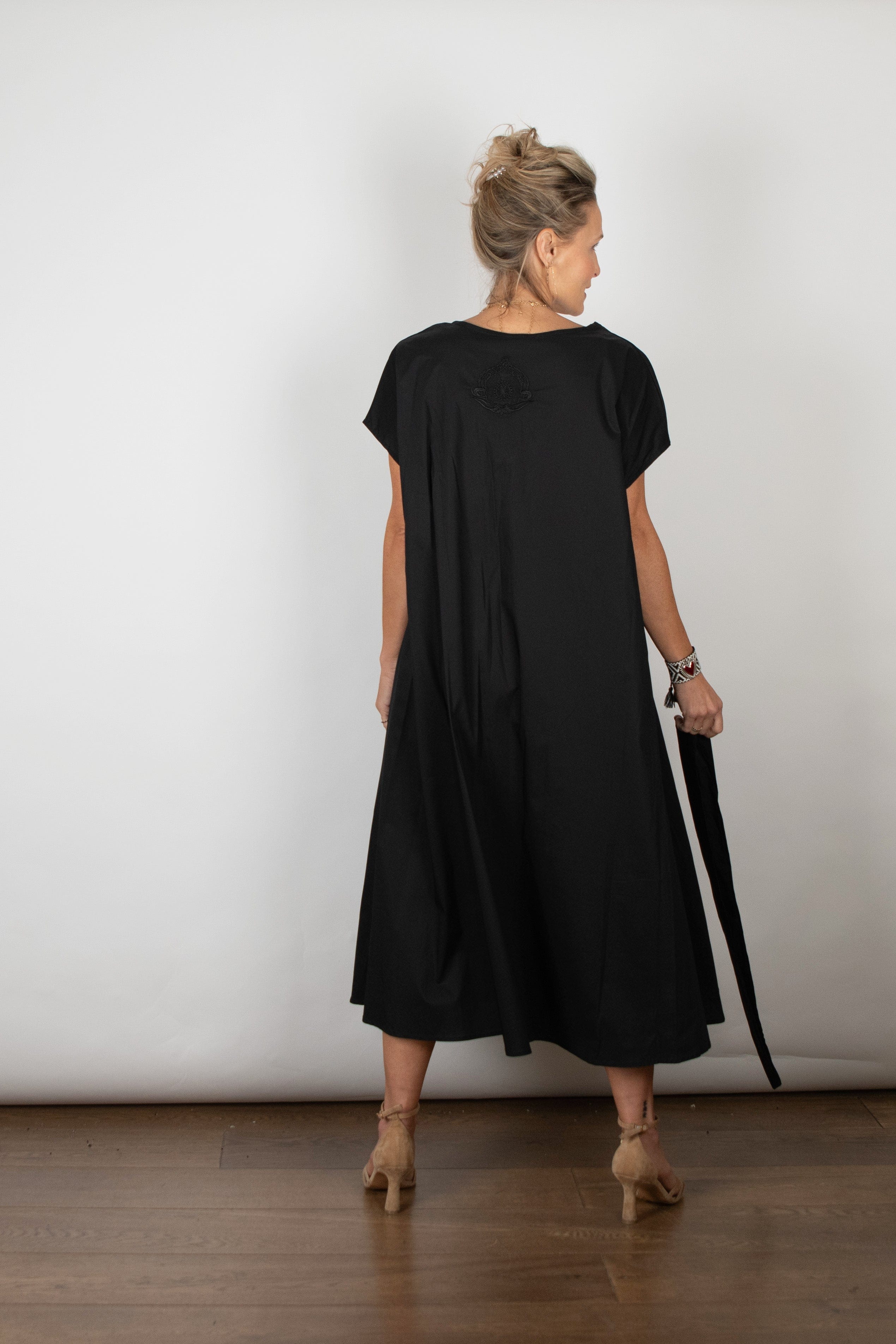 WINEHOUSE V שמלה שחורה אוברסייז image 4