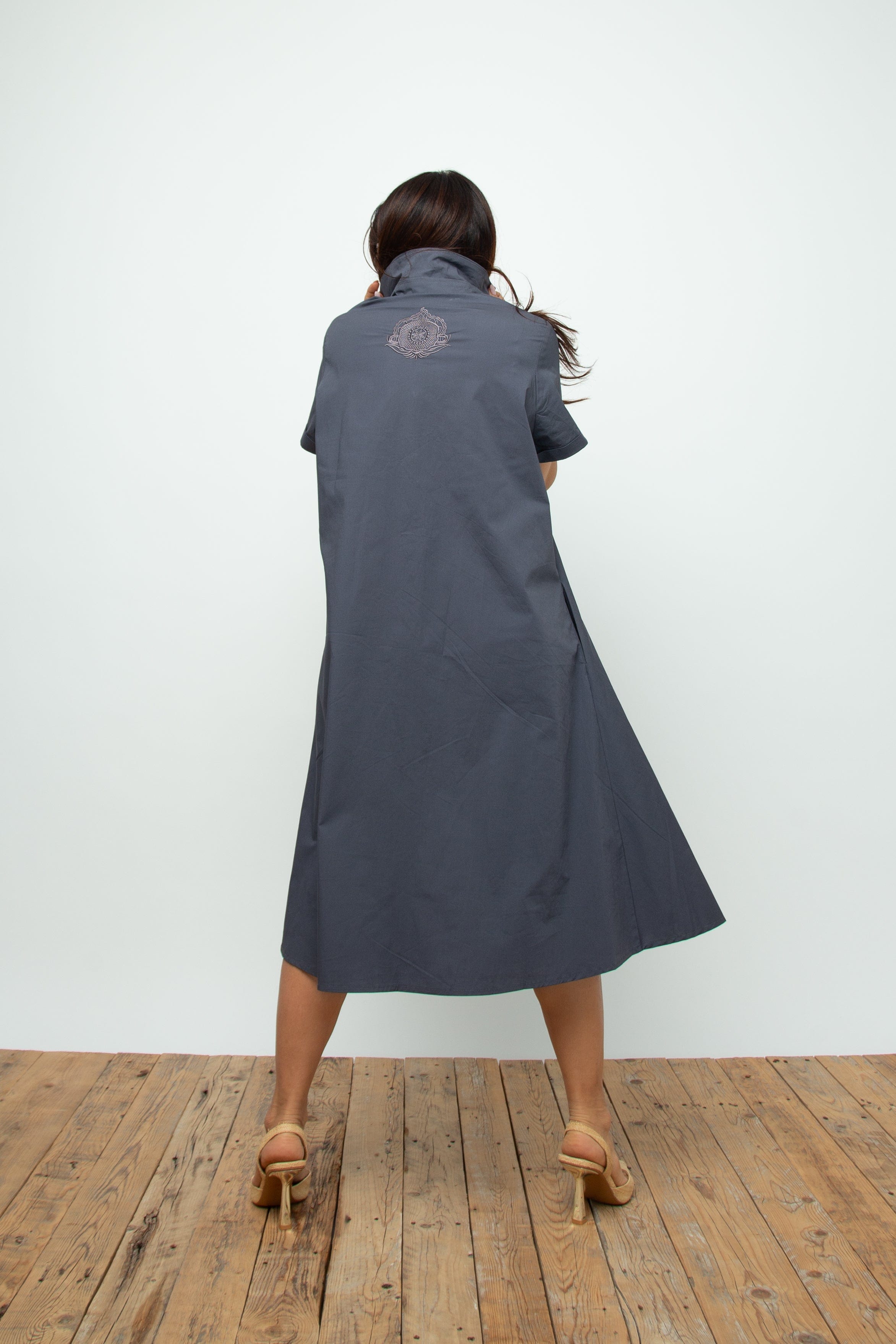 THREE  שמלה אוברסייז אפור סגול image 8