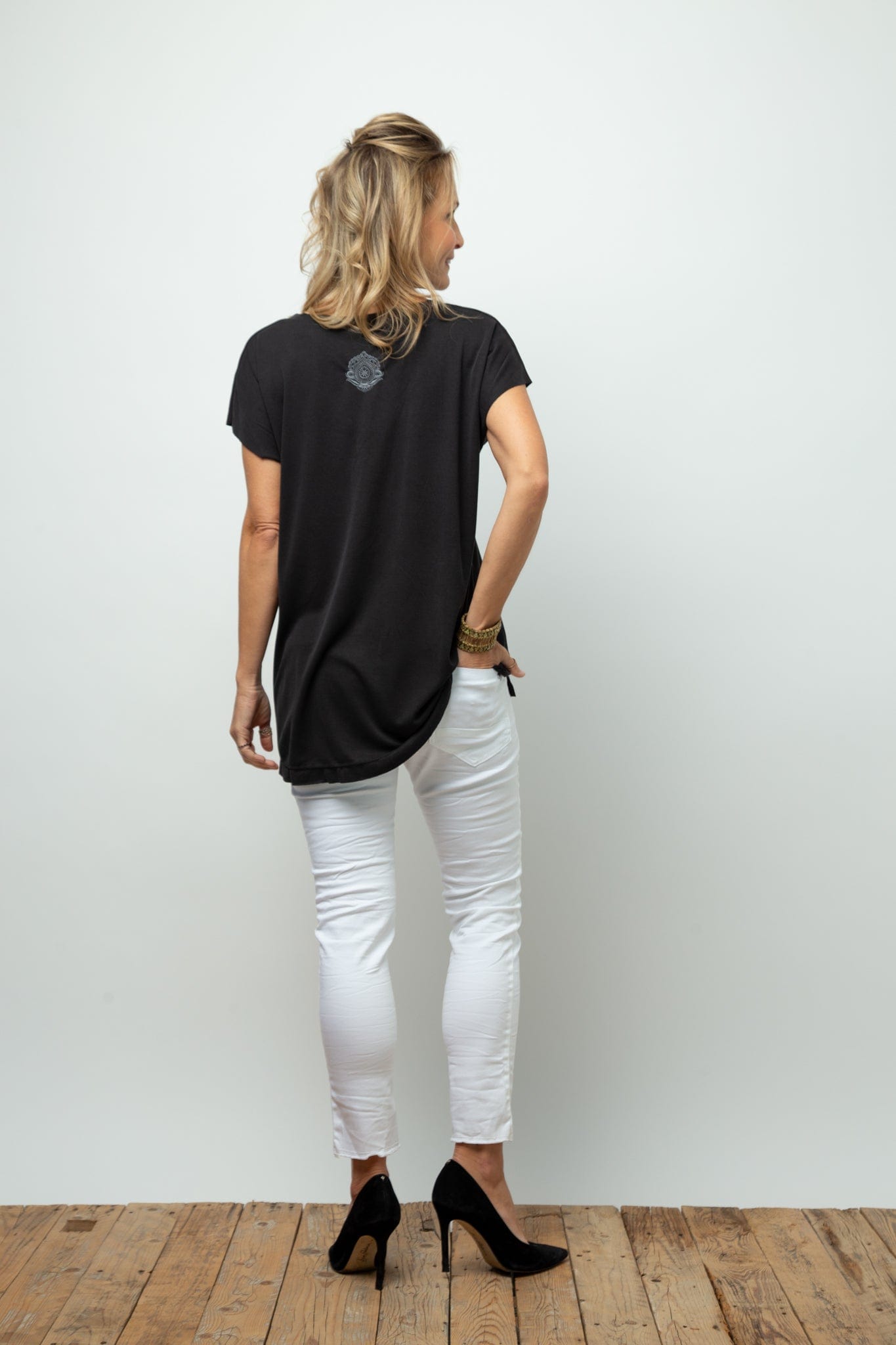 DALLY V חולצה שחורה image 10