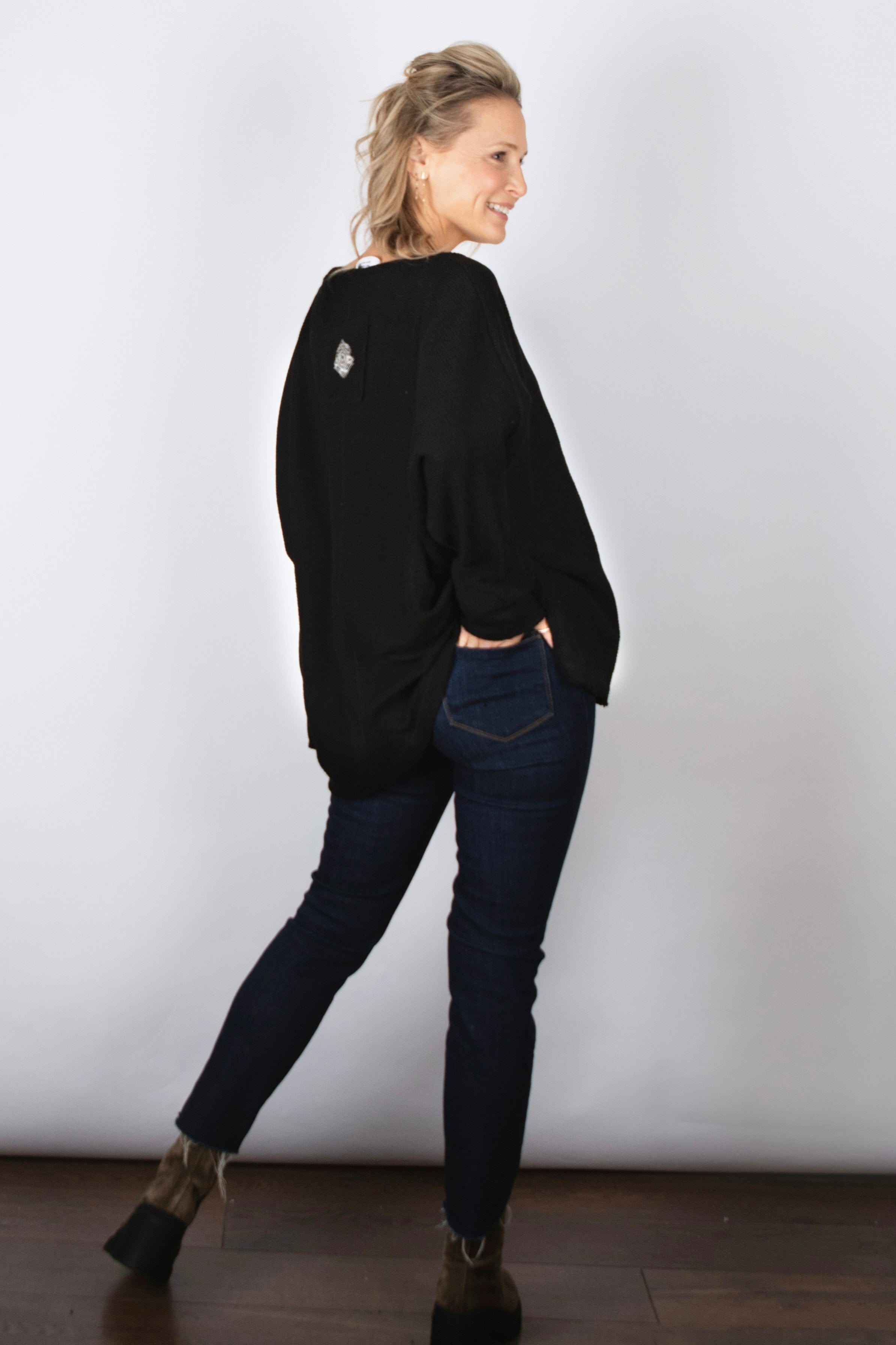 RIKI חולצת אוברסייז שחורה וופל image 6