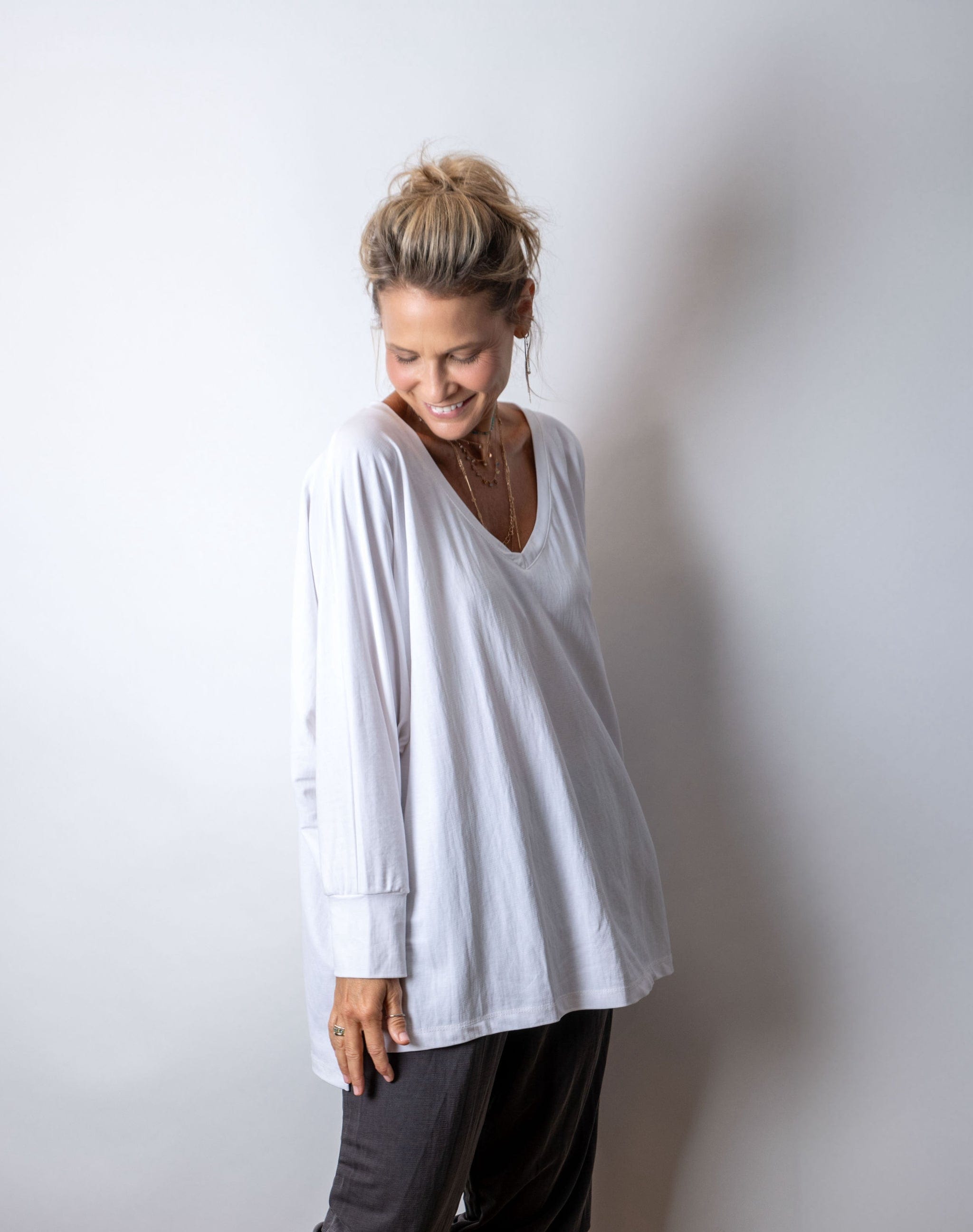 MESIKA V חולצה לבנה אוברסייז image 5