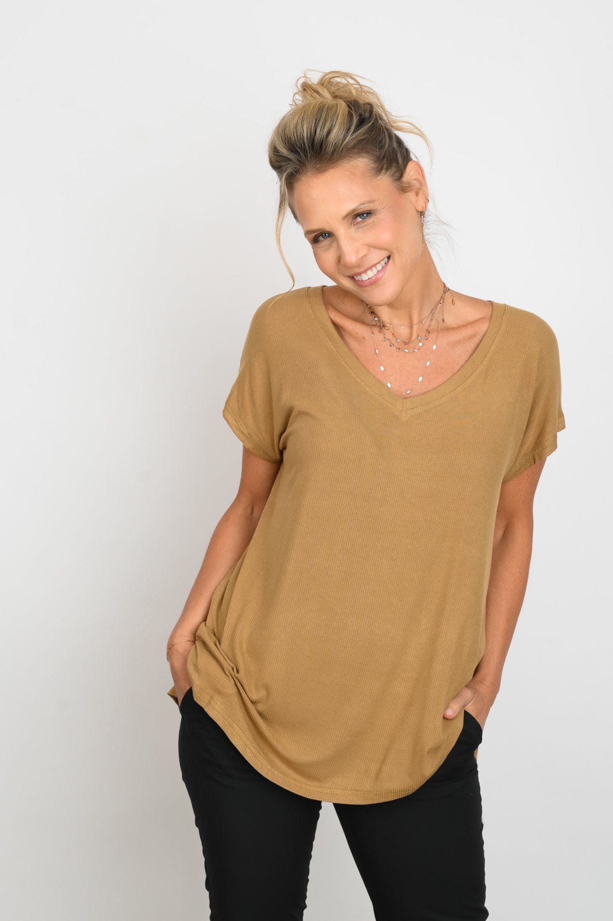 BE  V חולצה קאמל image 4