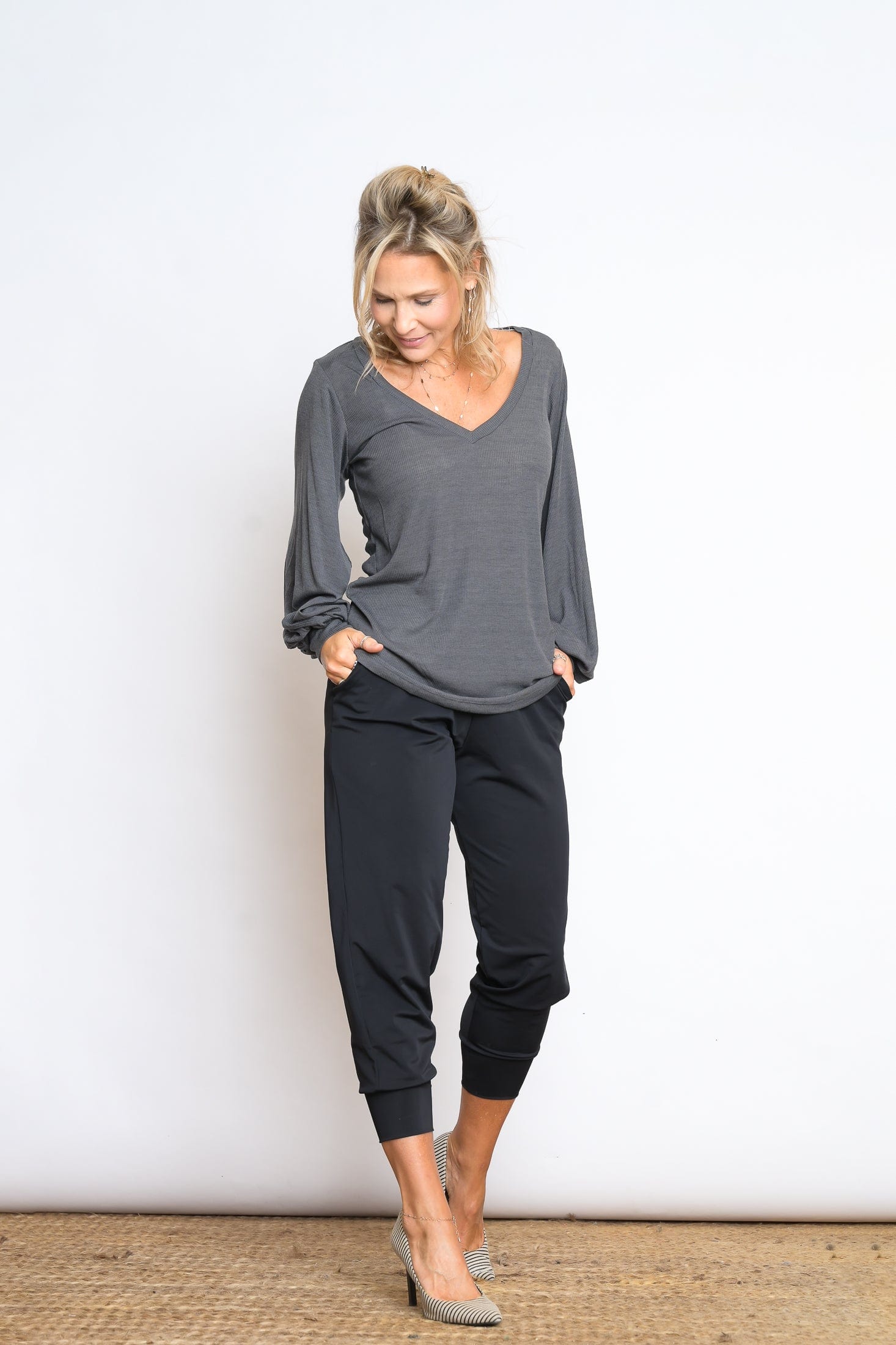 N SHIRT  חולצה אפורה מעוצבת image 3