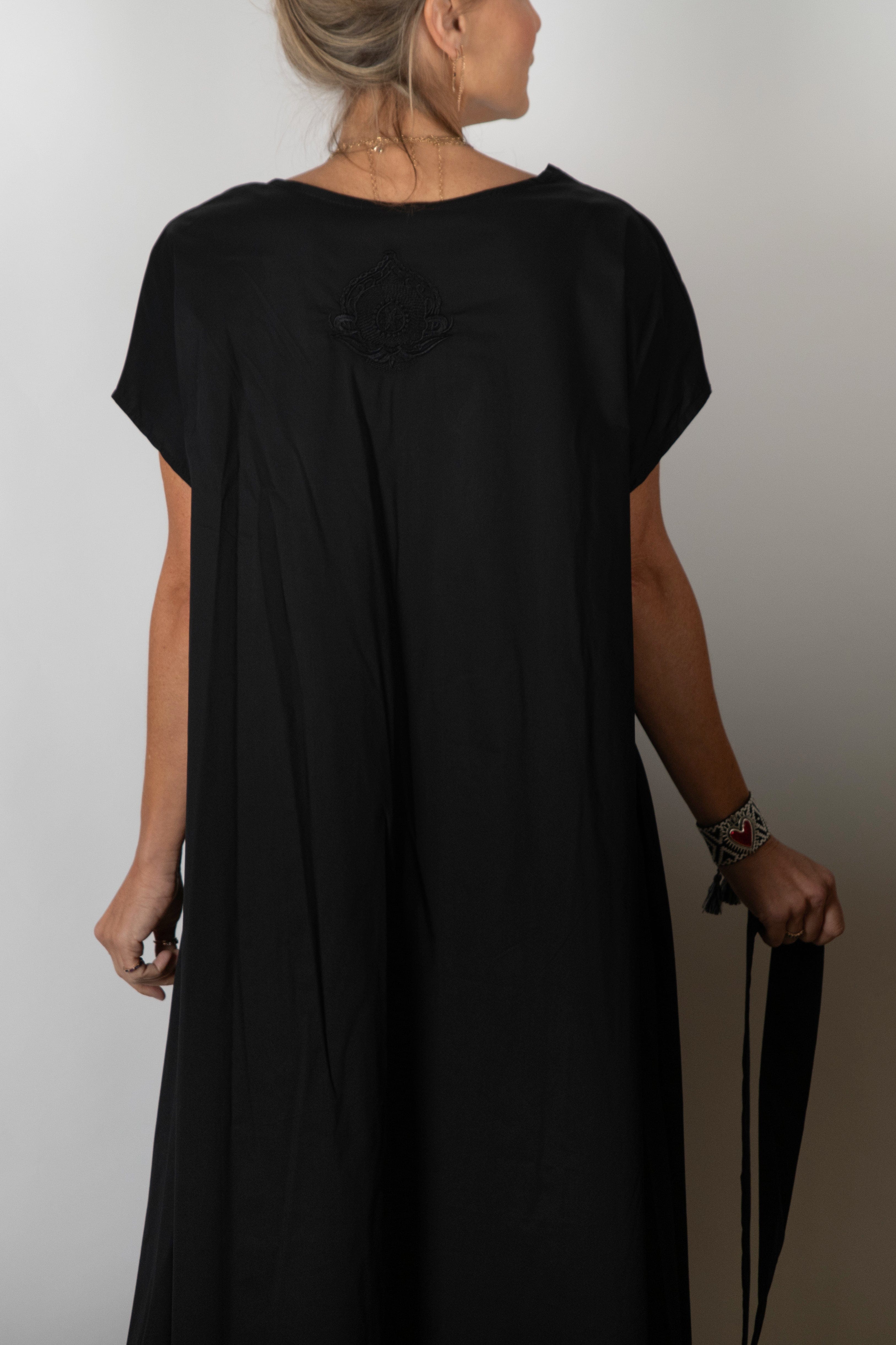 WINEHOUSE V שמלה שחורה אוברסייז image 6