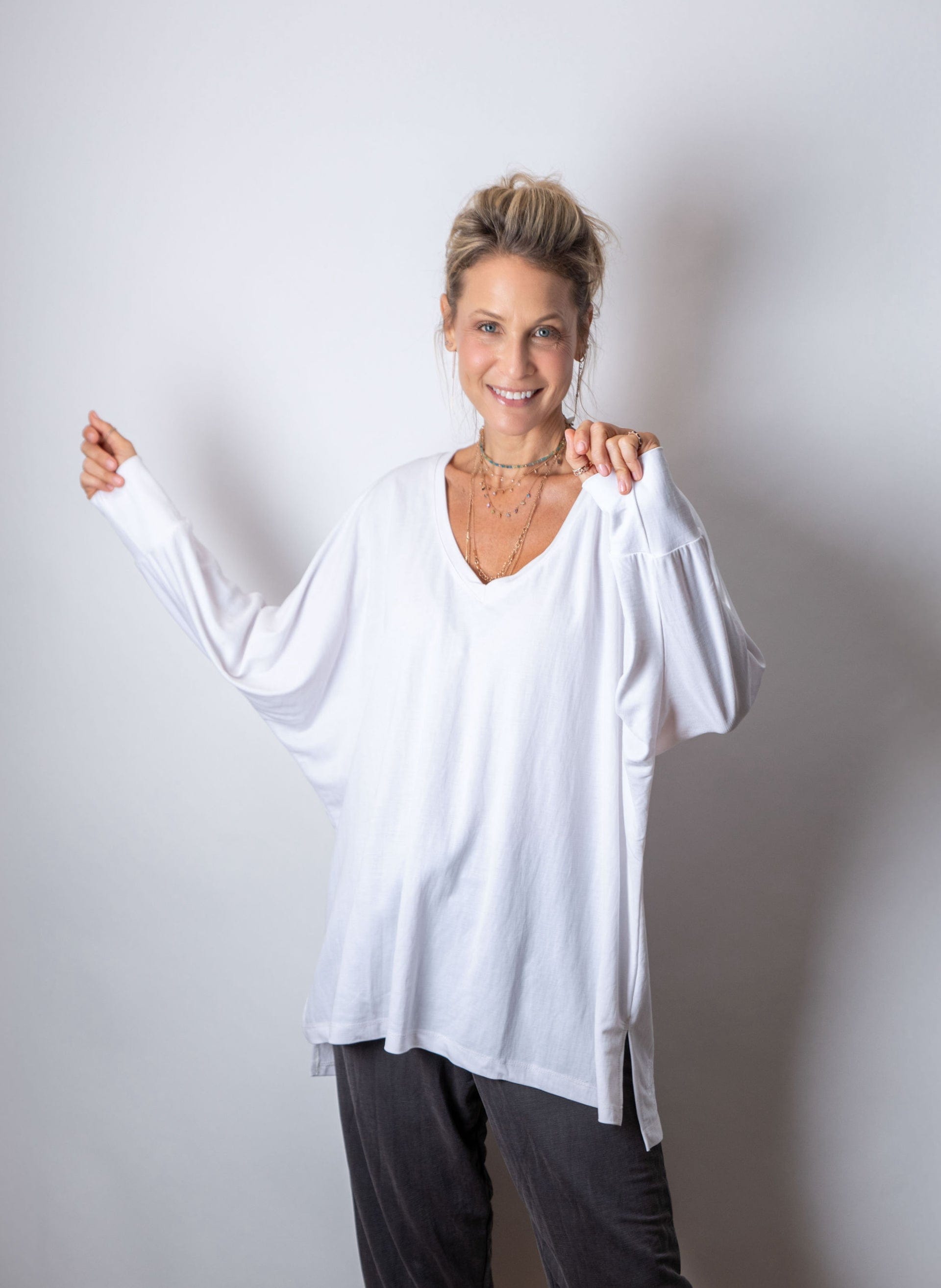 MESIKA V חולצה לבנה אוברסייז image 1