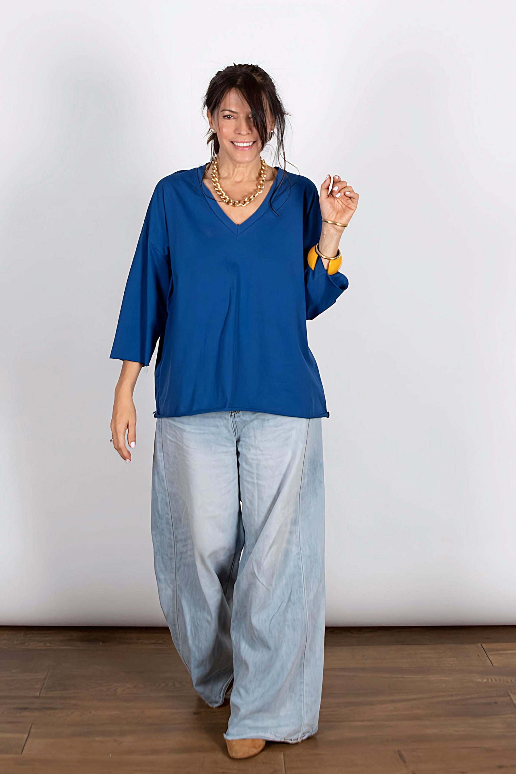 DANIEL כחולה V חולצה אוברסייז image 1