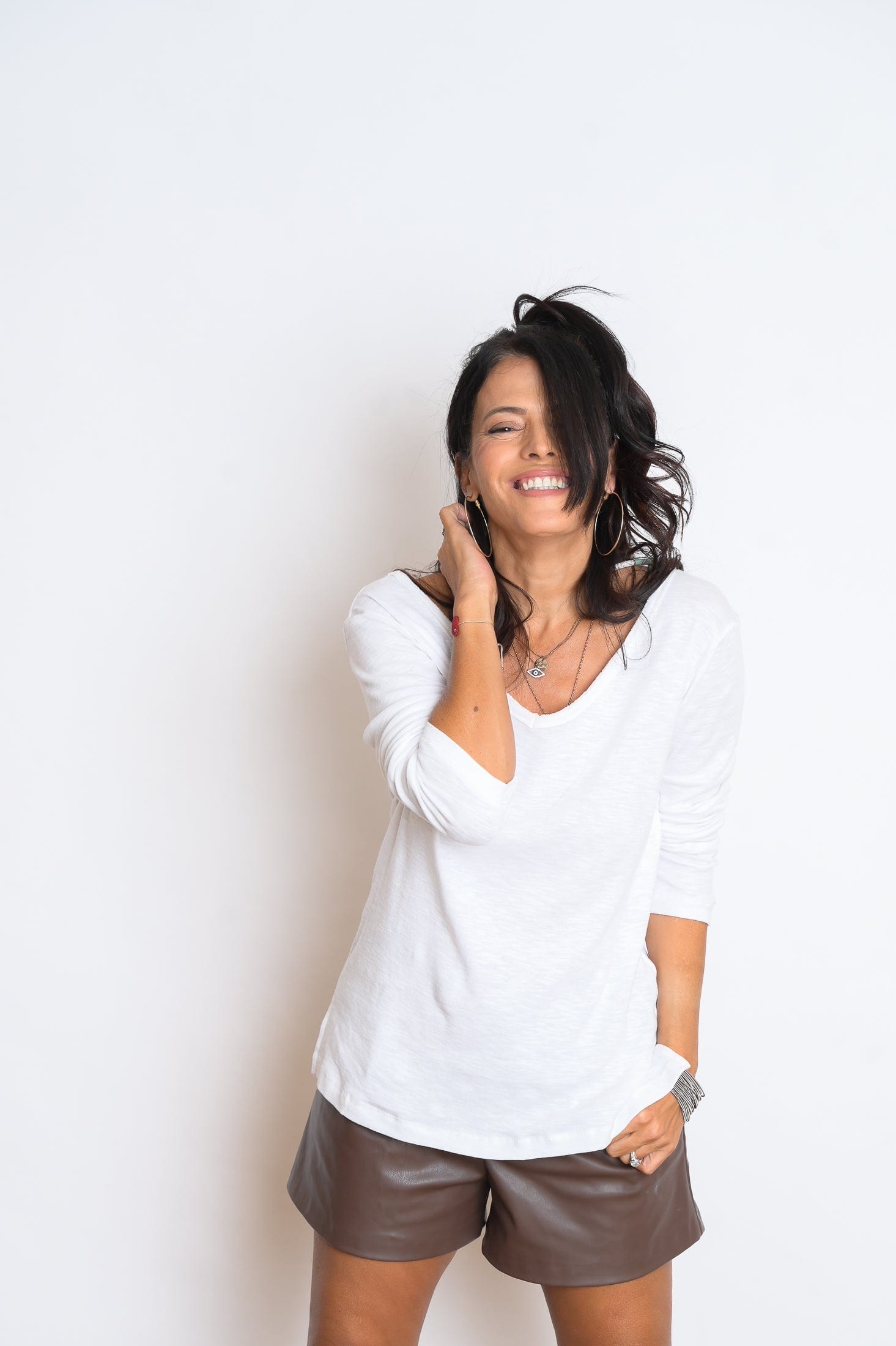 E SHIRT לבנה V חולצה image 6