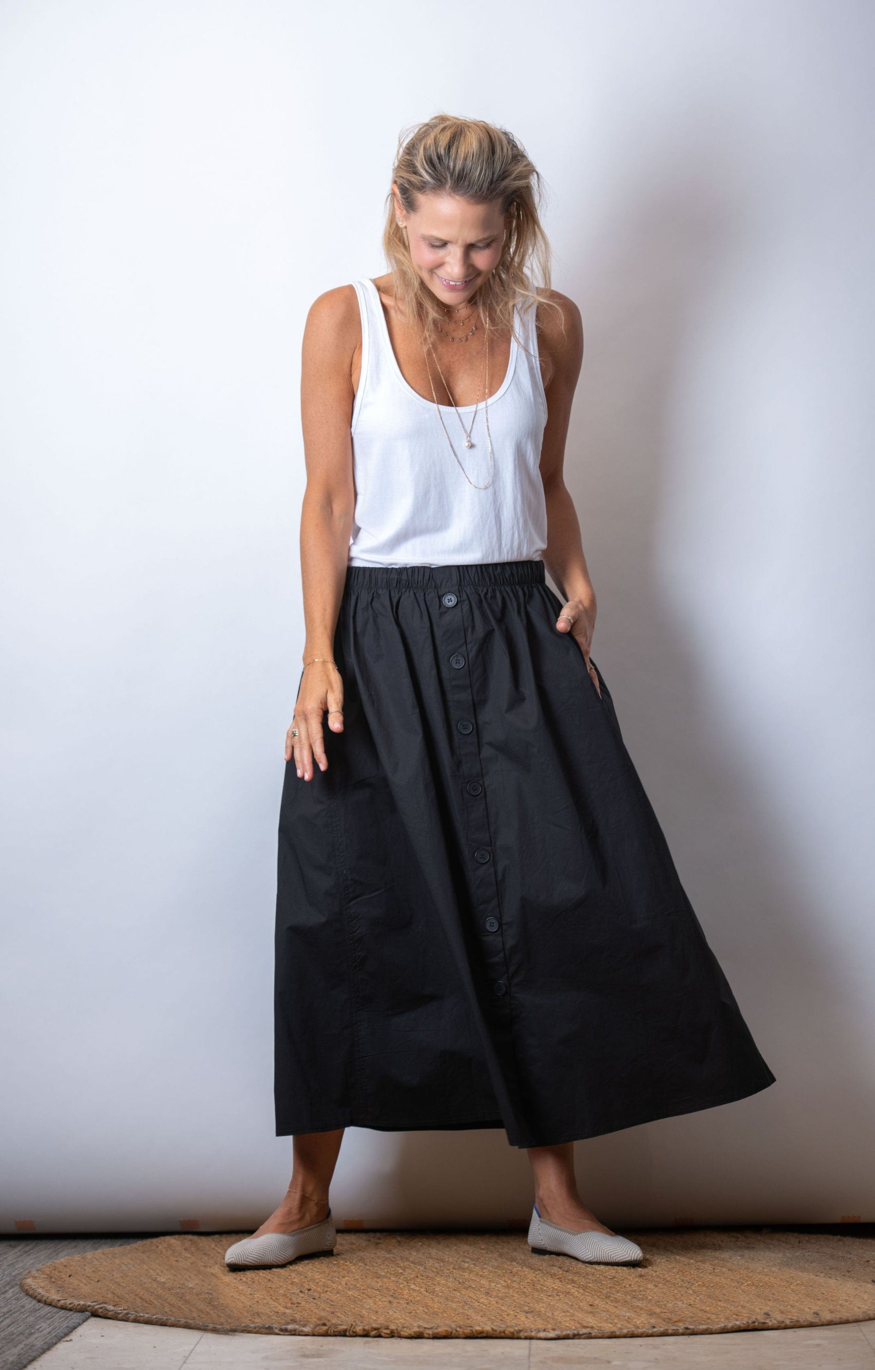 A חצאית כפתורים שחורה image 2