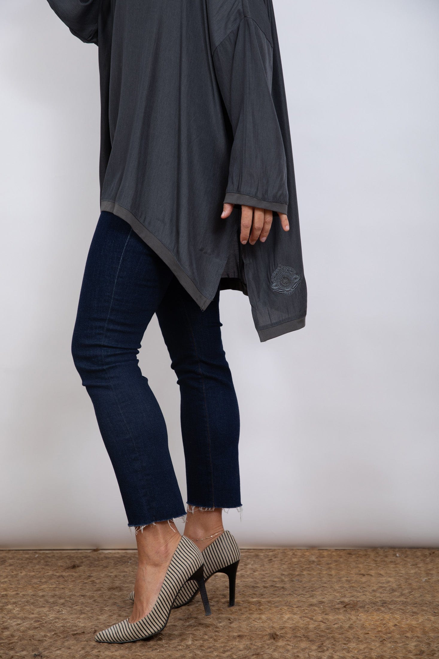 ALT חולצה אפורה אוברסייז image 2