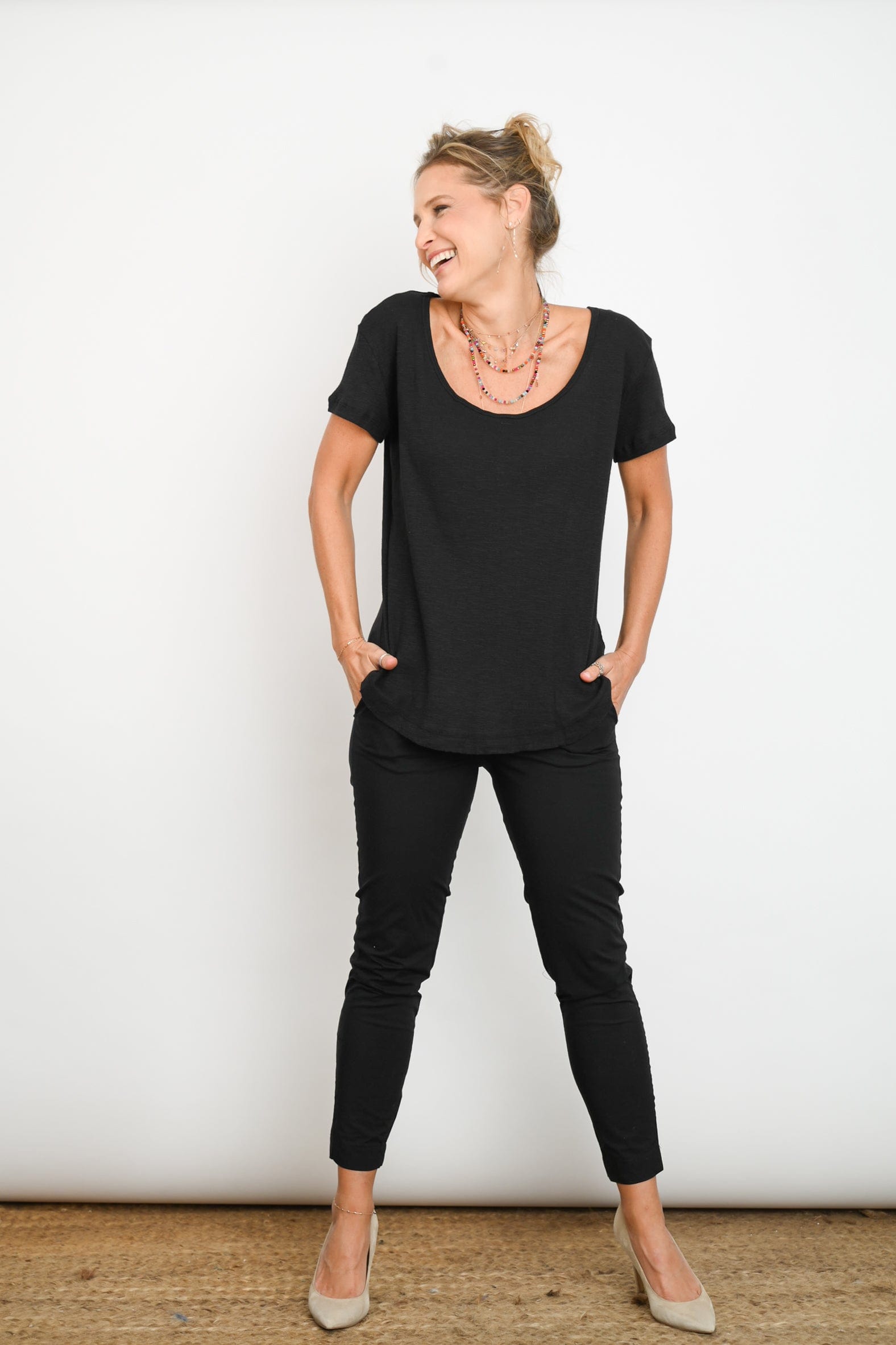 H SHIRT חולצה שחורה קצרה image 0