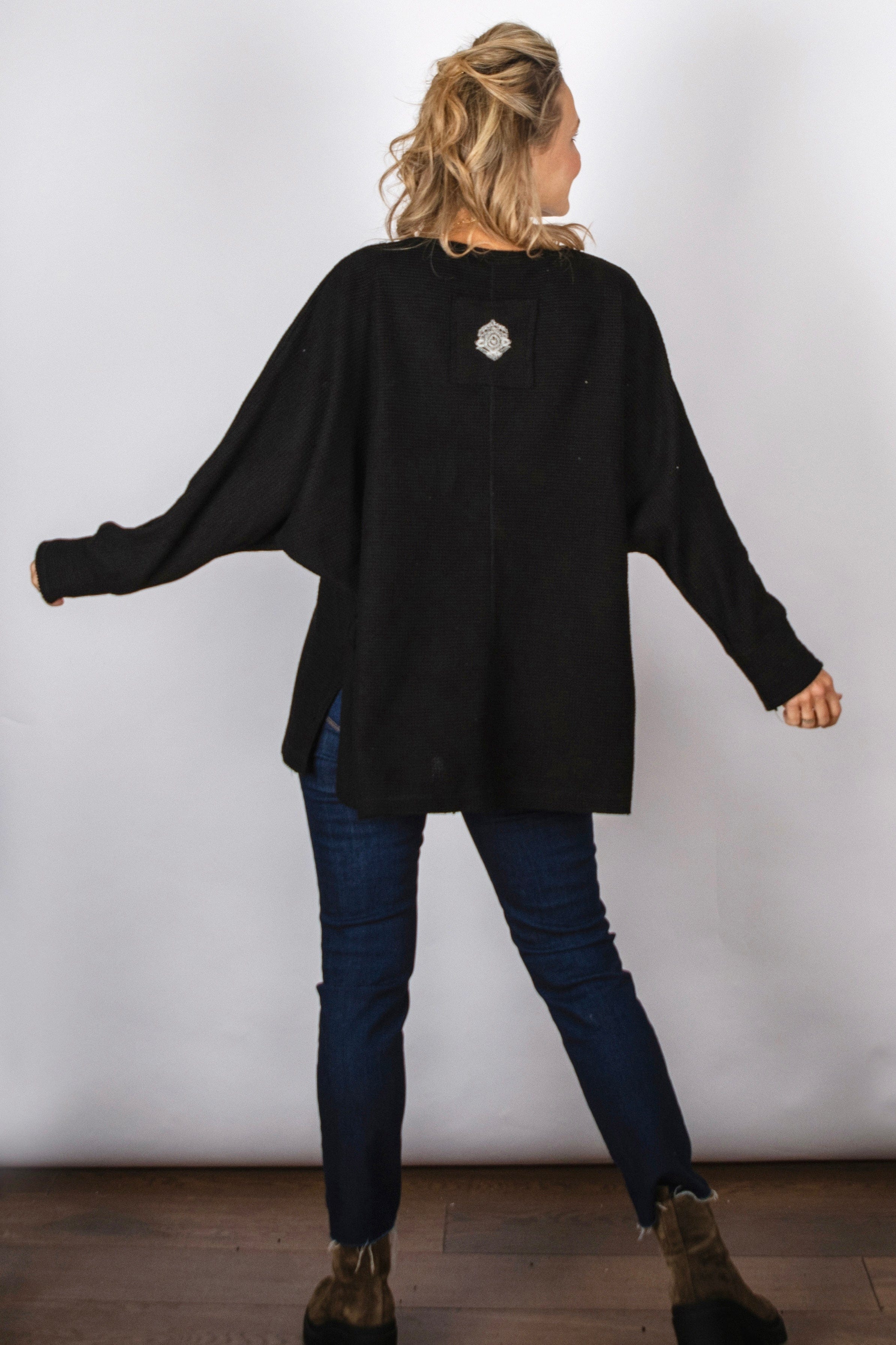 RIKI חולצת אוברסייז שחורה וופל image 4