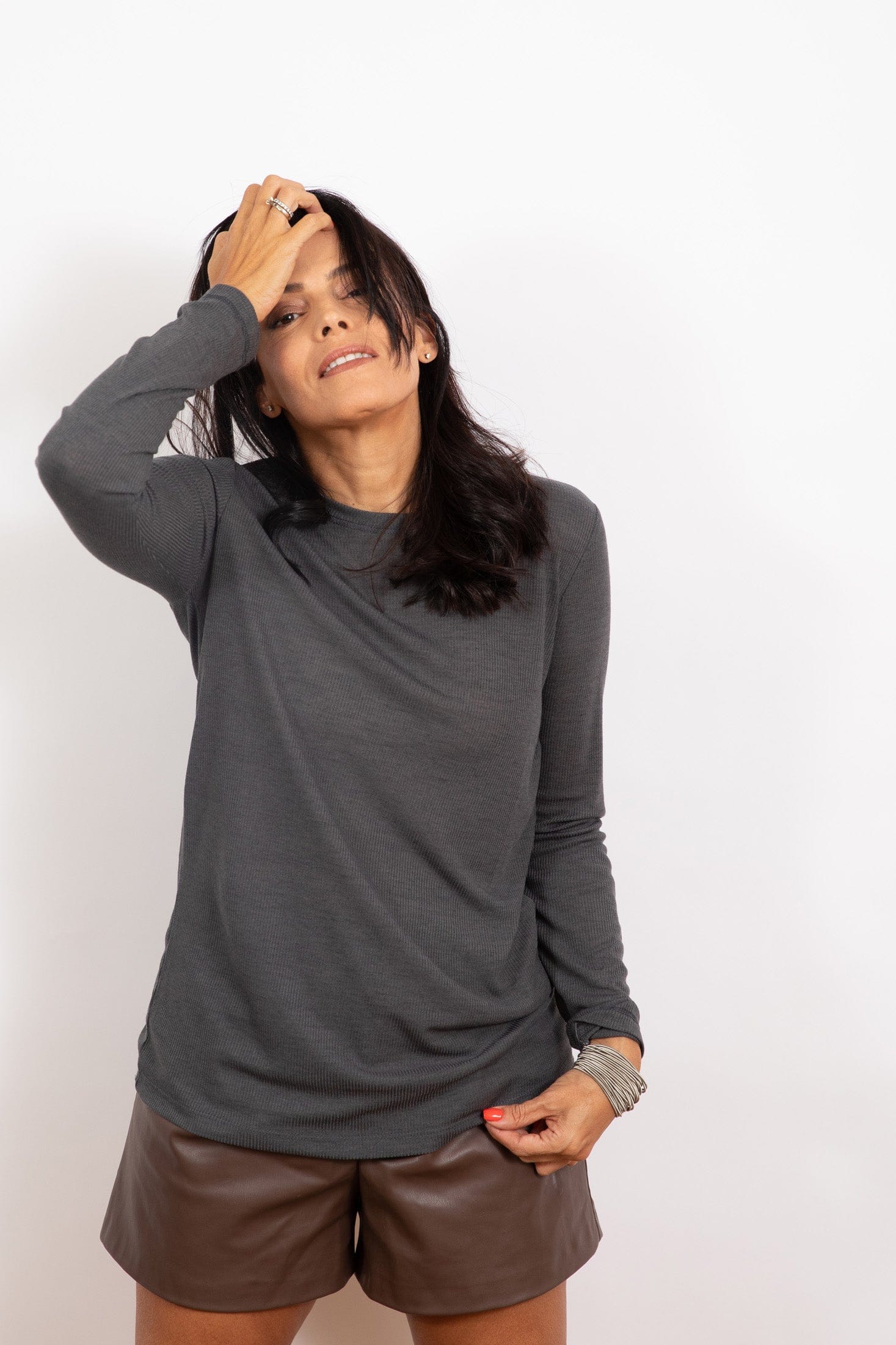 P SHIRT  חולצה אפורה בייסיק image 5