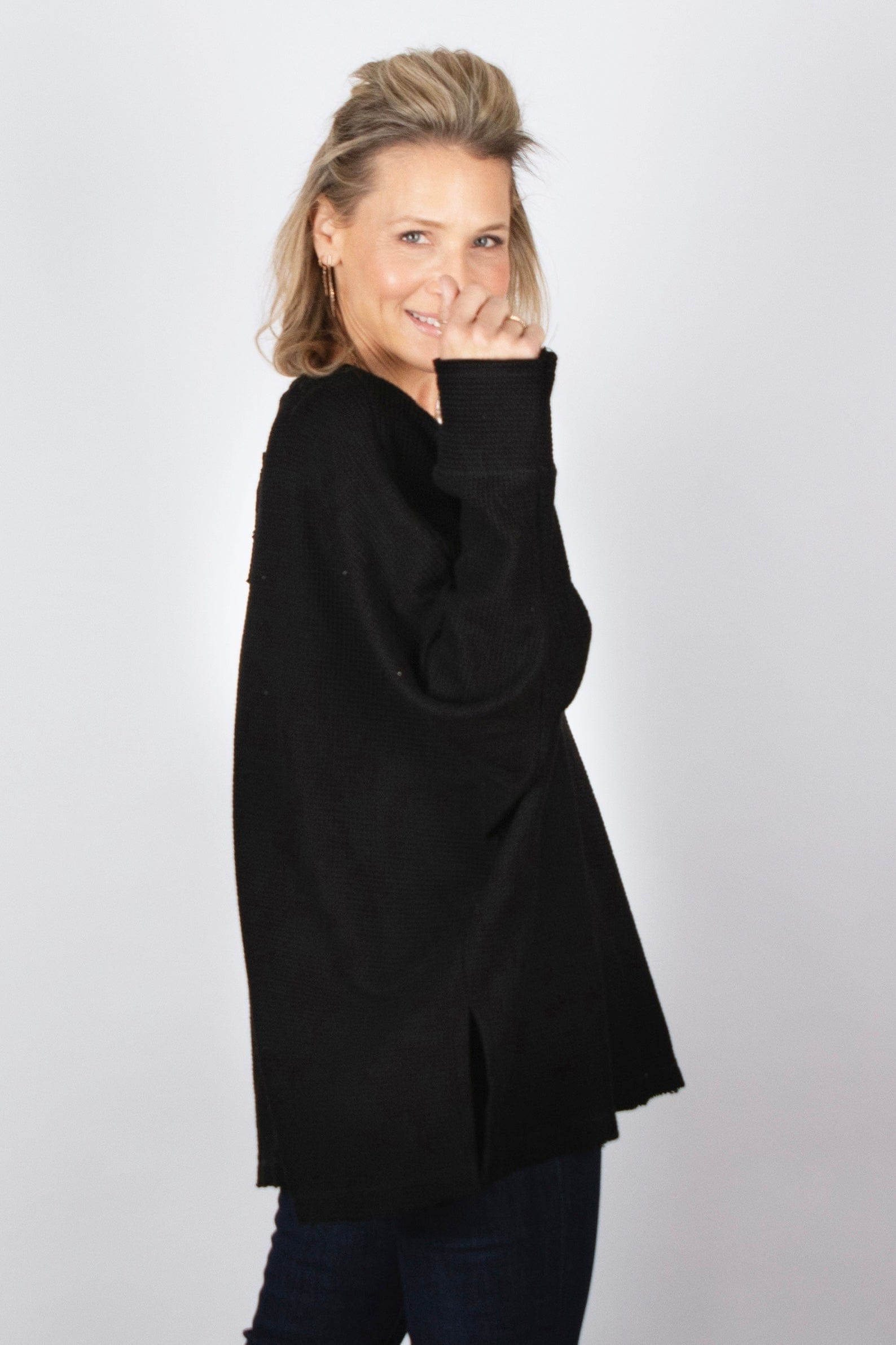 RIKI חולצת אוברסייז שחורה וופל image 5