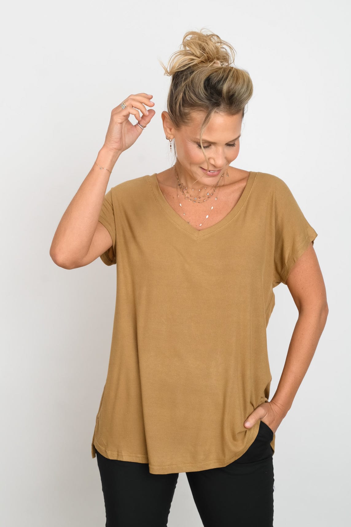 BE  V חולצה קאמל image 6