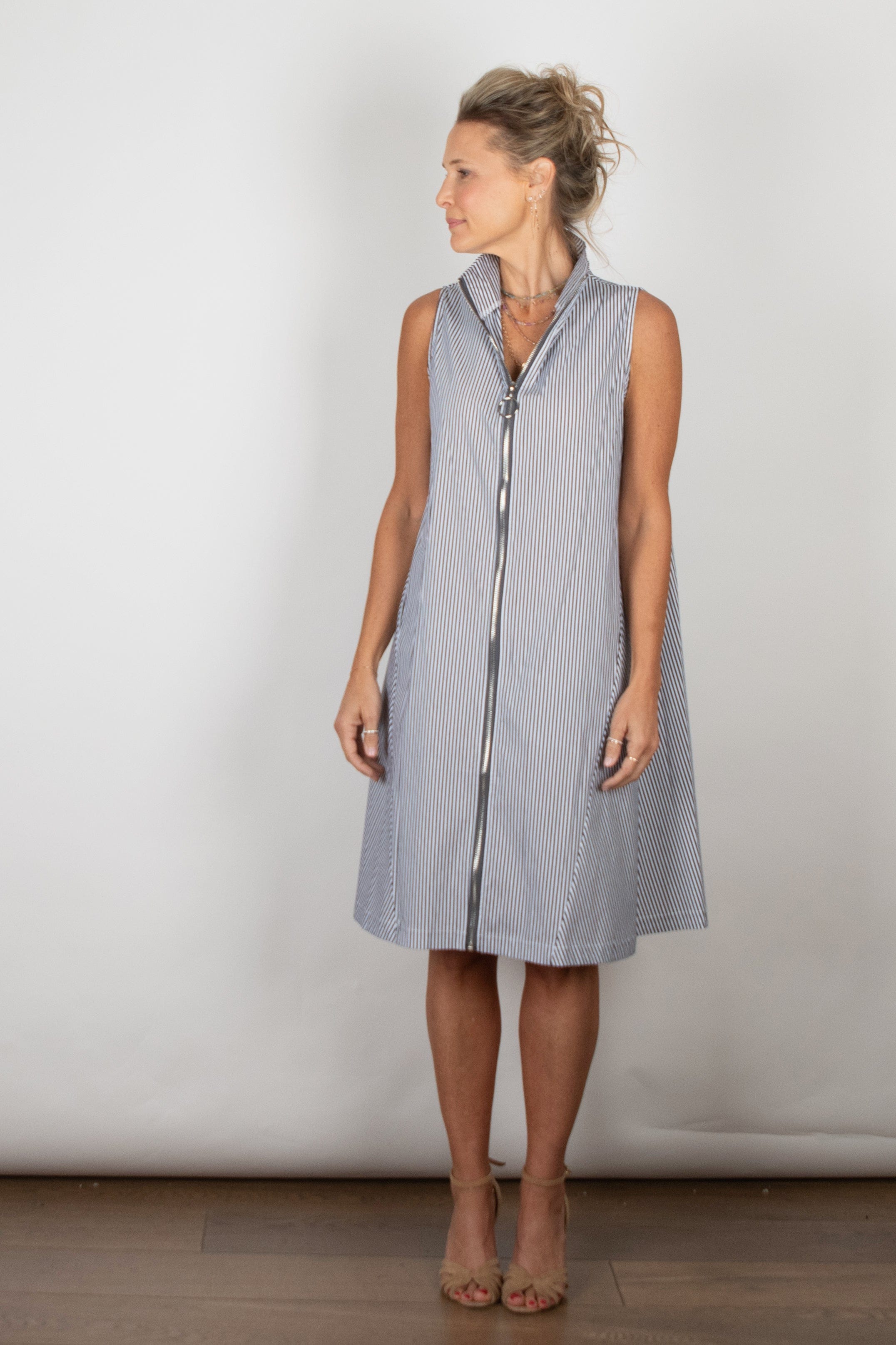 SHAKIRA  שמלה שחורה פסים לבן ריצ׳רצ image 2