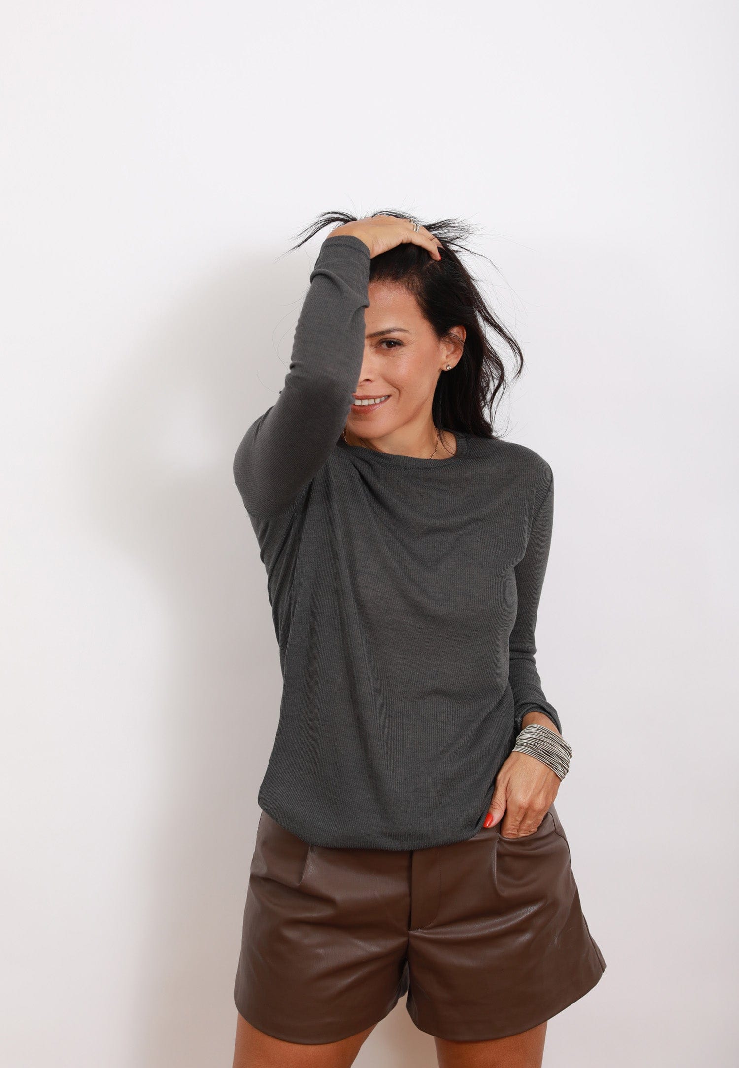 P SHIRT  חולצה אפורה בייסיק image 1